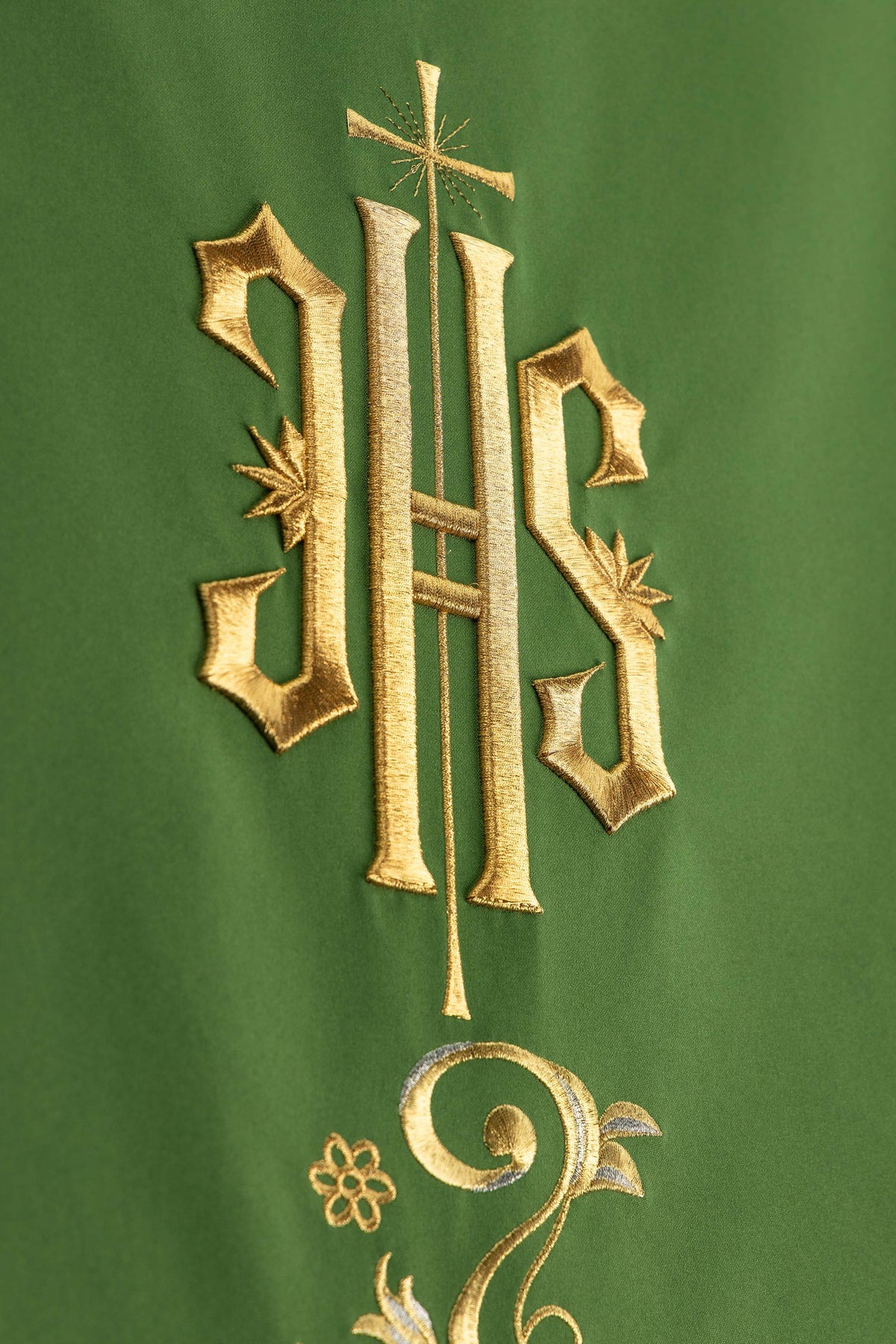Coprileggio Verde con IHS e Ricamo floreale