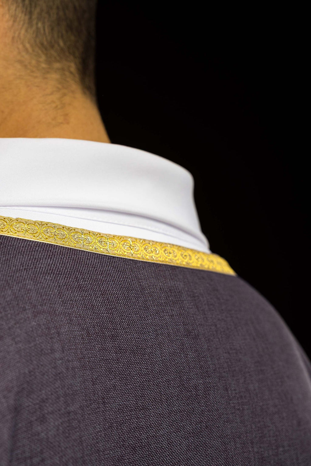 Fioletowy ornat liturgiczny z złotym haftem IHS