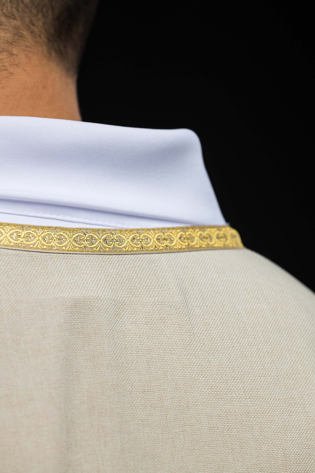 Ecru ornat liturgiczny z złotym haftem IHS