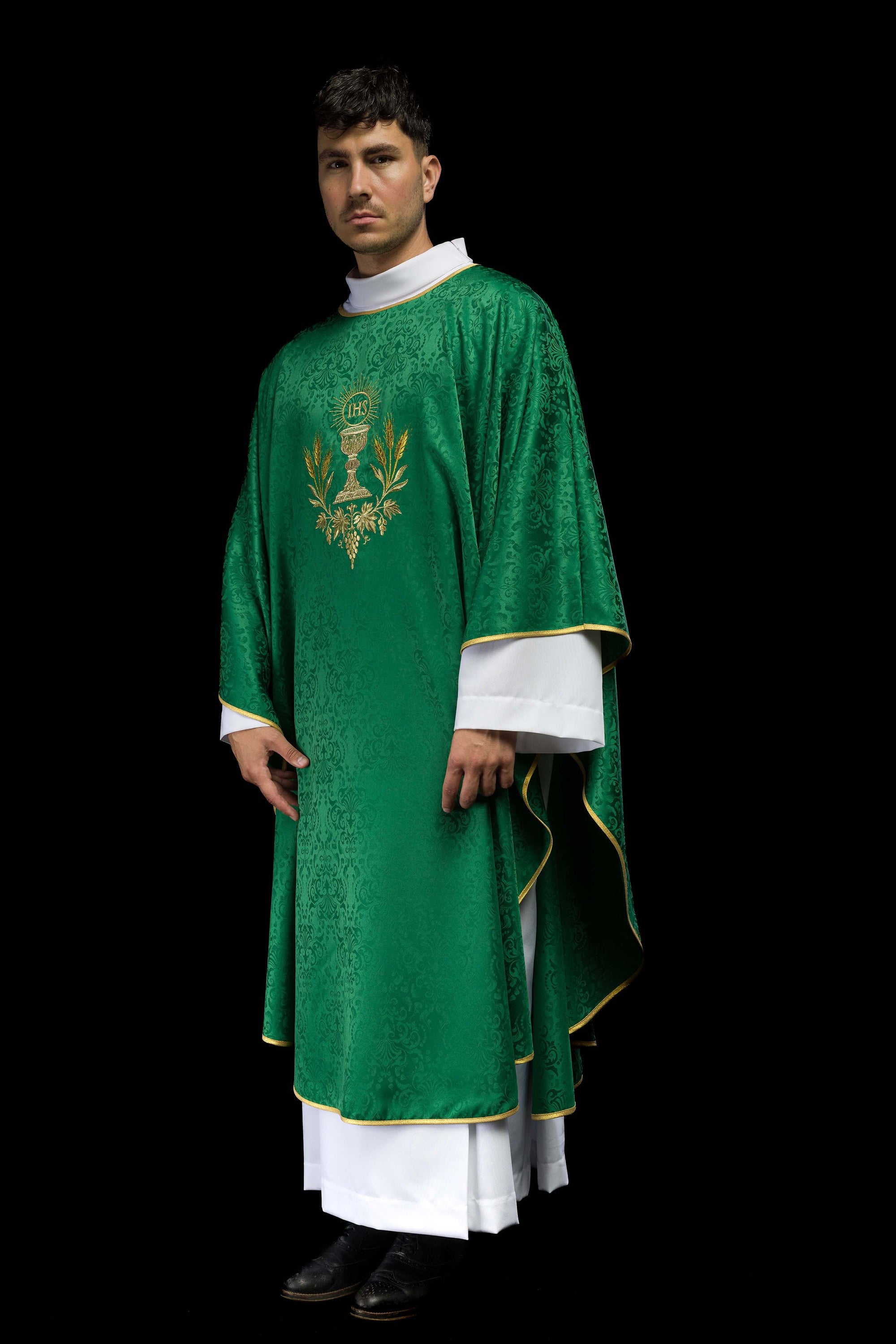 Ornat liturgiczny zielony z haftem kielicha i hostii na tkaninie żakardowej
