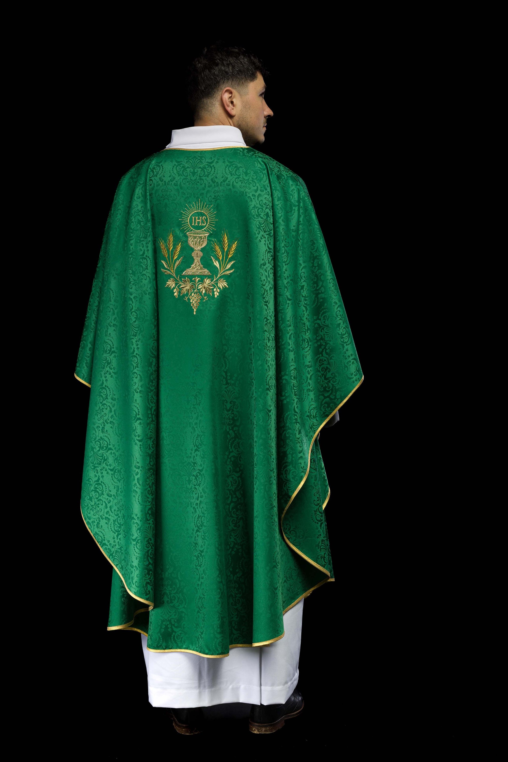 Ornat liturgiczny zielony z haftem kielicha i hostii na tkaninie żakardowej