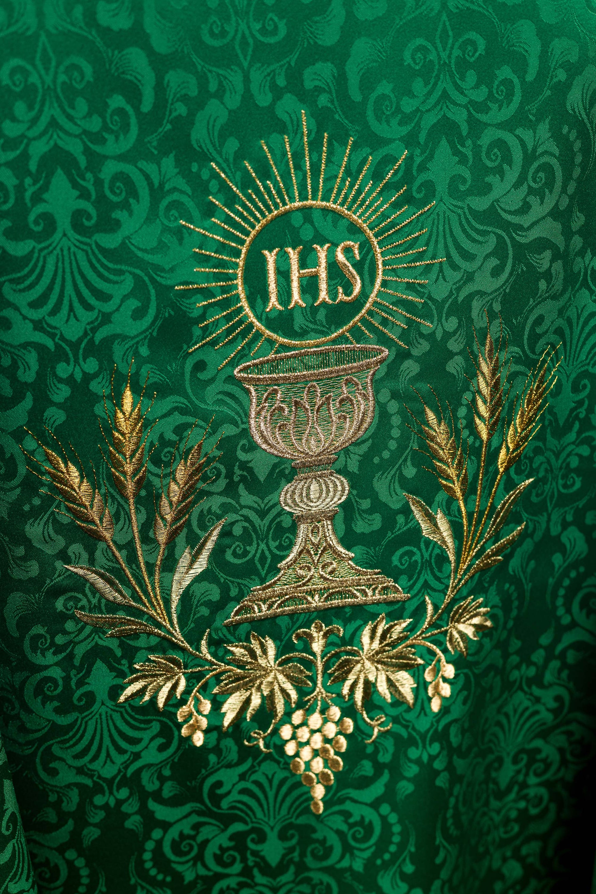 Ornat liturgiczny zielony z haftem kielicha i hostii na tkaninie żakardowej