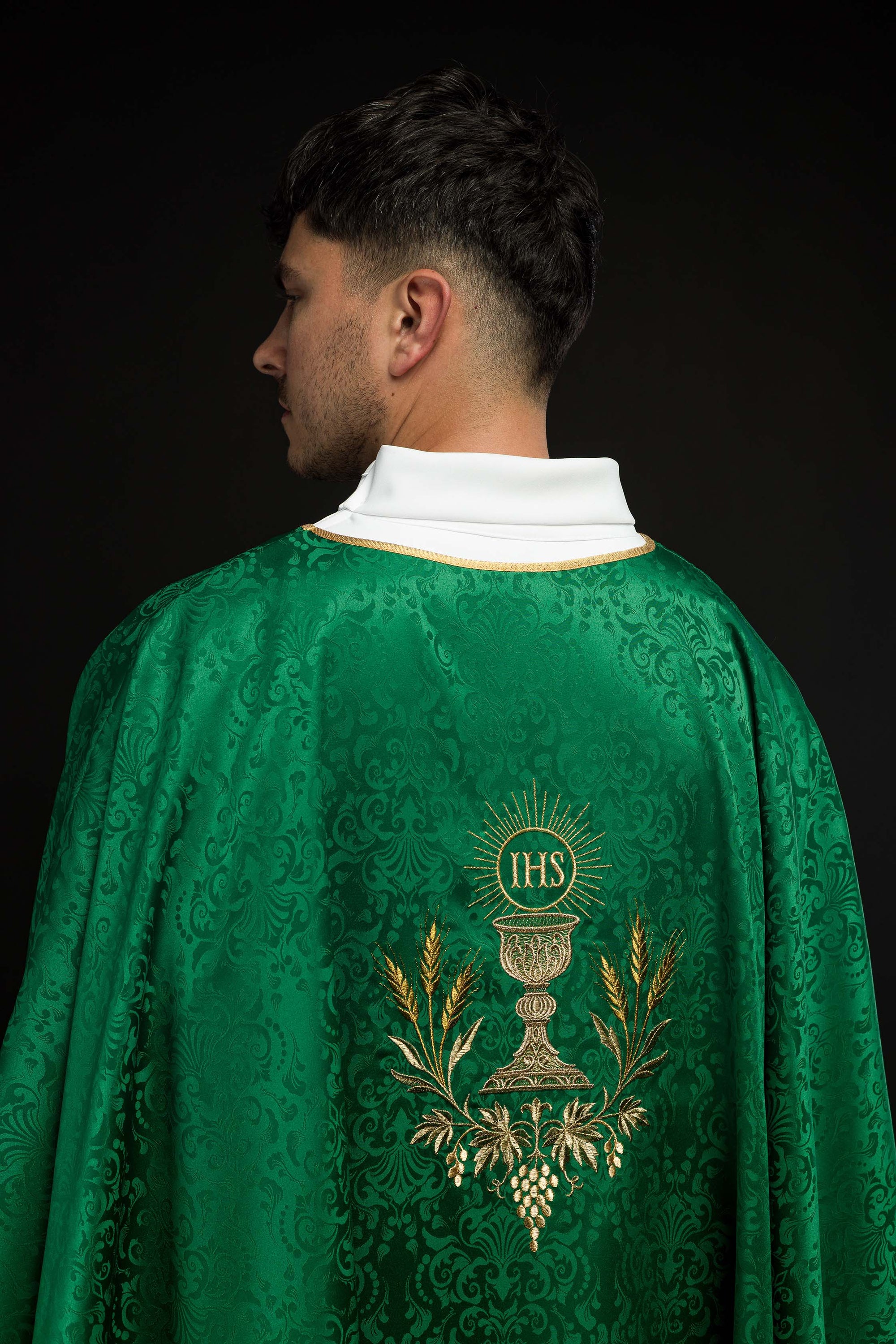 Ornat liturgiczny zielony z haftem kielicha i hostii na tkaninie żakardowej