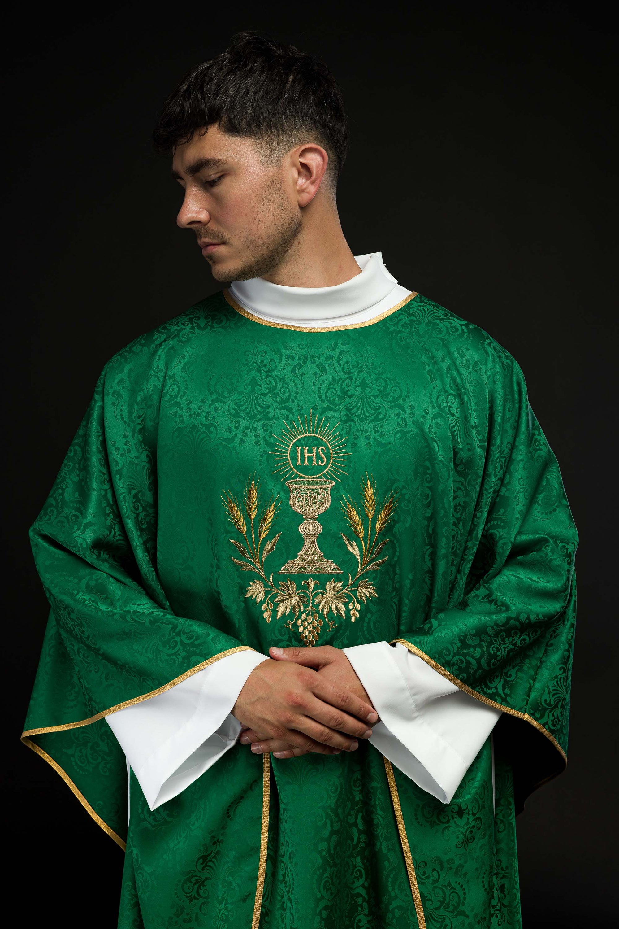 Ornat liturgiczny zielony z haftem kielicha i hostii na tkaninie żakardowej