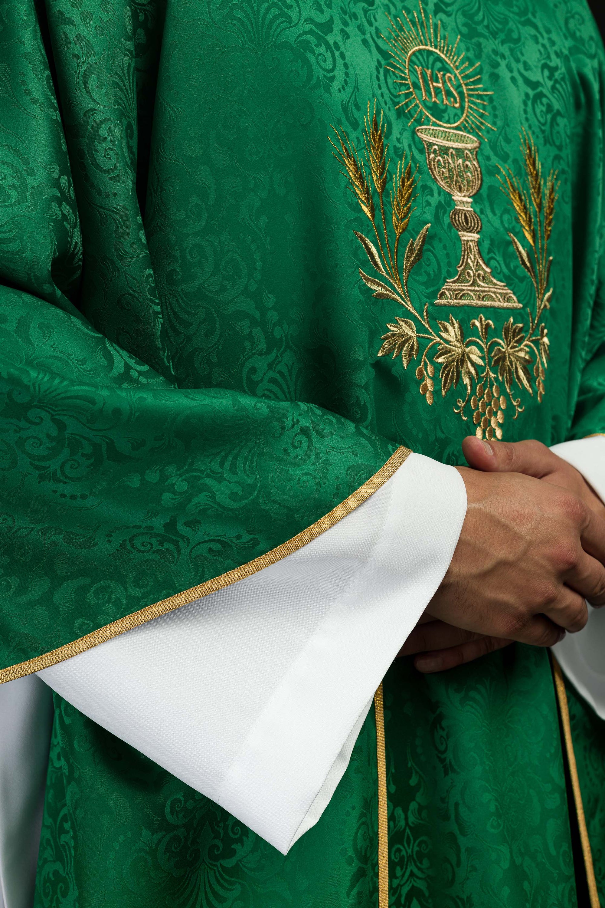 Ornat liturgiczny zielony z haftem kielicha i hostii na tkaninie żakardowej