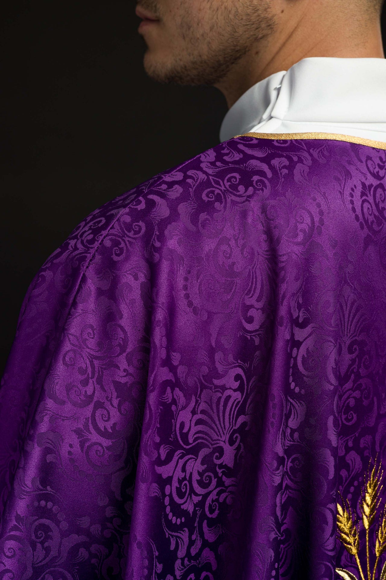 Ornat liturgiczny fioletowy z haftem kielicha i hostii na tkaninie żakardowej - ORNATY.PL