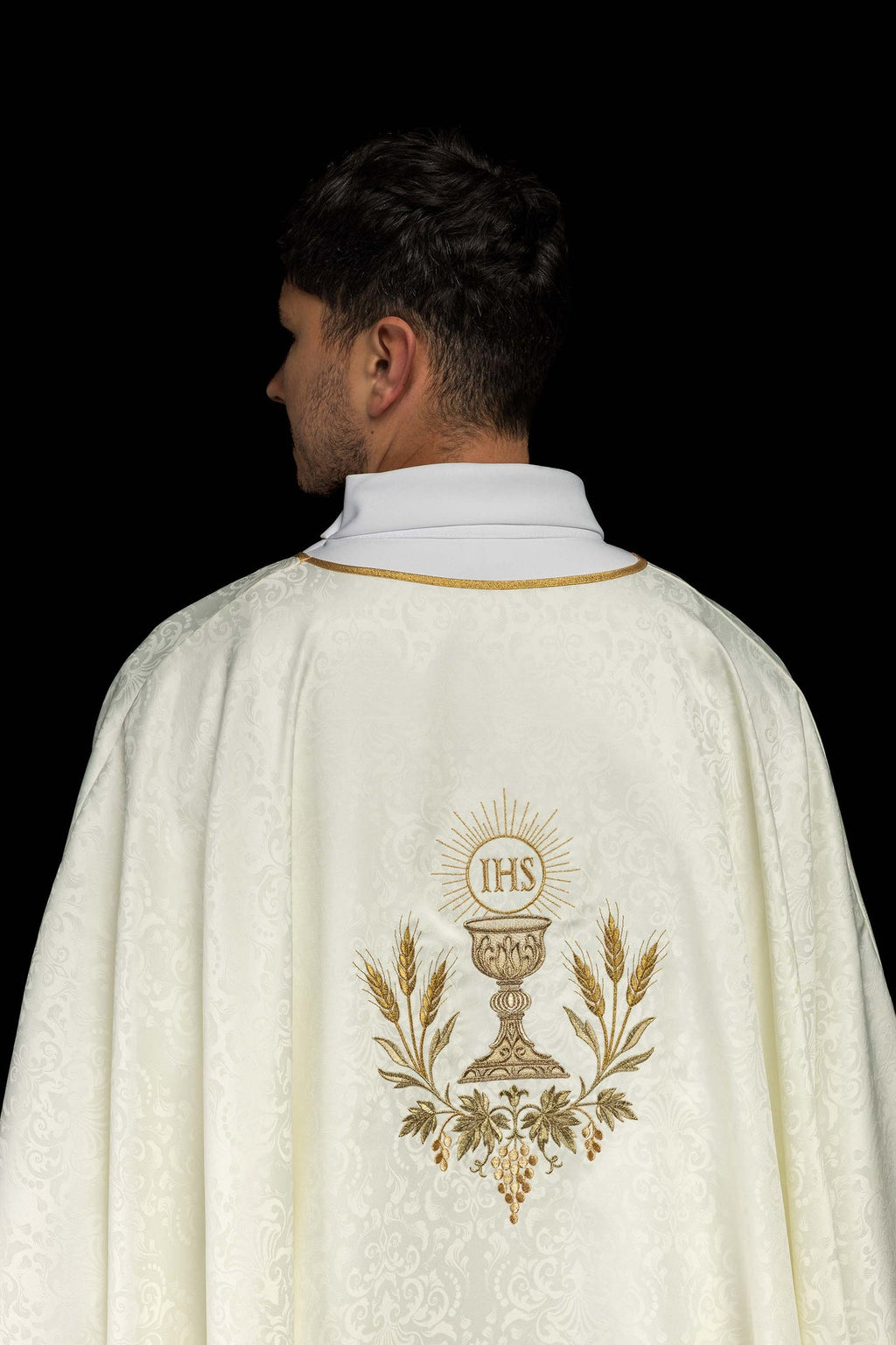 Ornat liturgiczny ecru z haftem kielicha i hostii na tkaninie żakardowej - ORNATY.PL