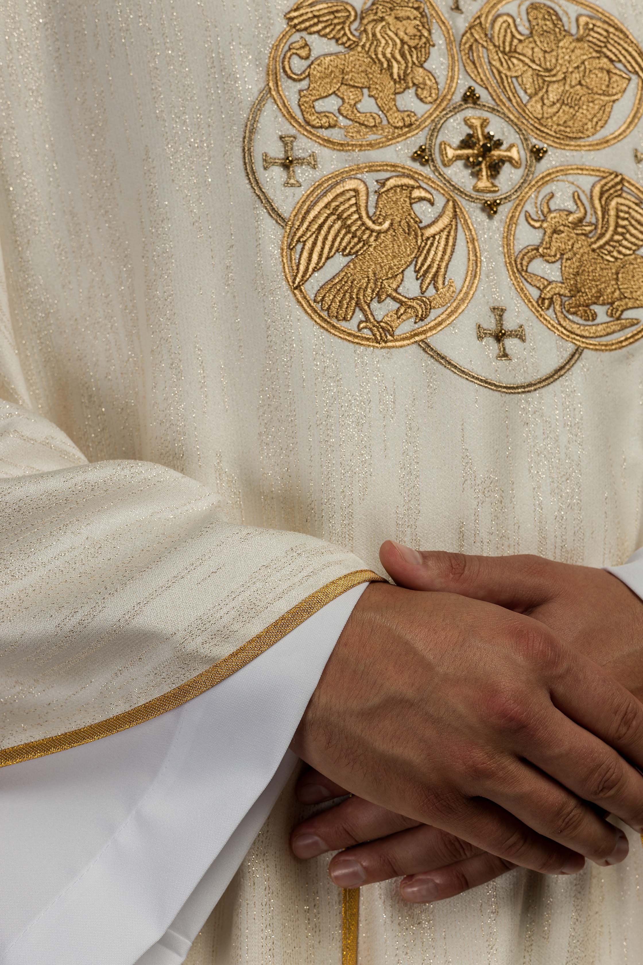 Ecru ornat z haftem 4 Ewangelistów na ozdobnej tkaninie - ORNATY.PL