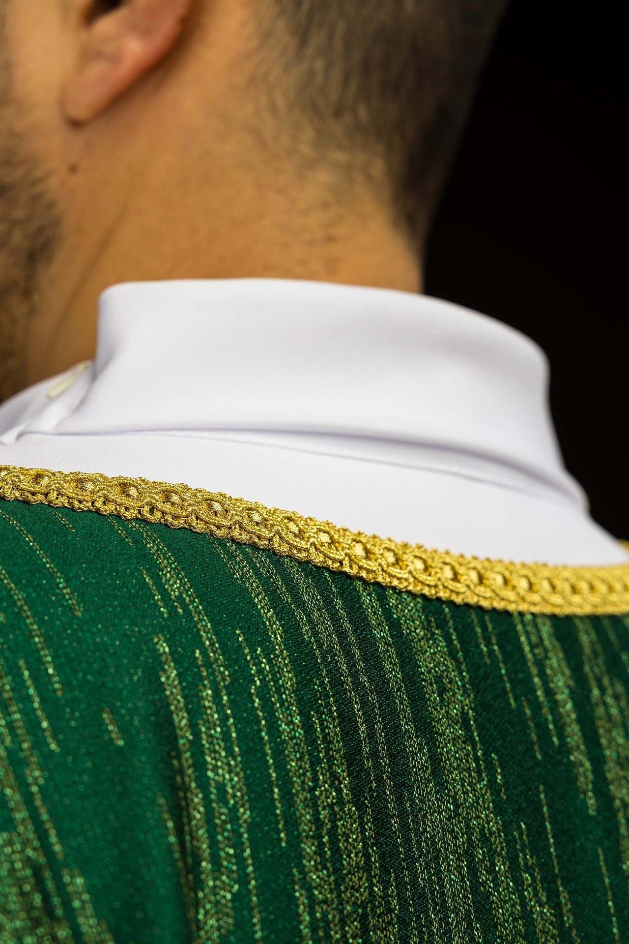 Zielony ornat z haftowanym motywem krzyża na ozdobnej tkaninie - ORNATY.PL