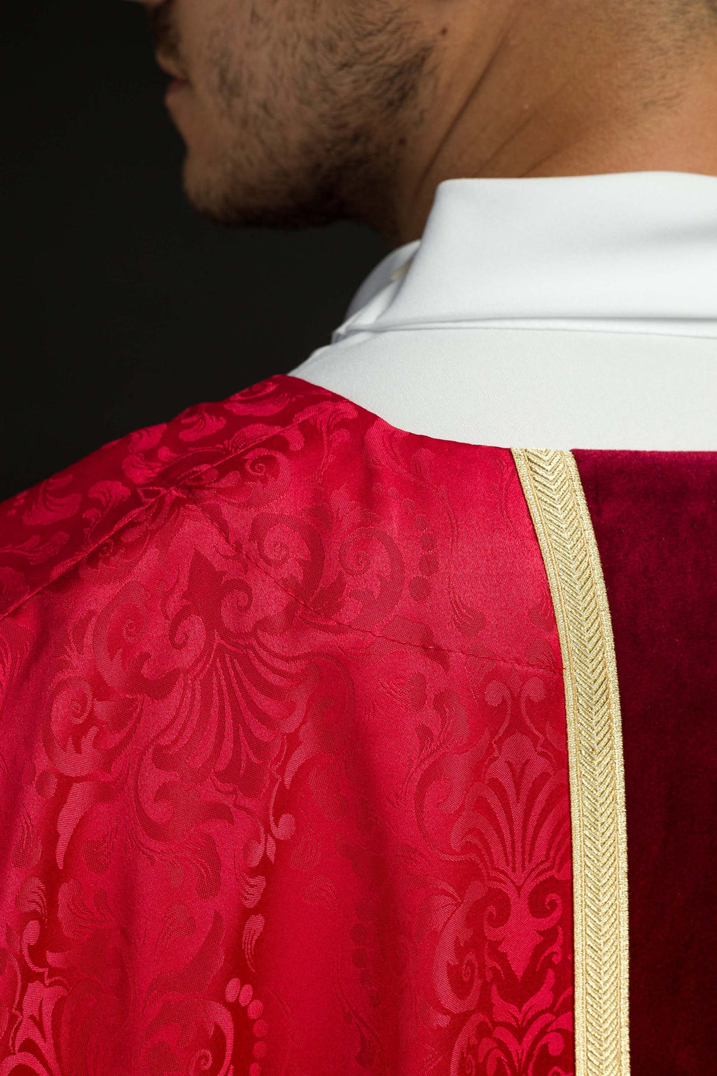 Ornat liturgiczny czerwony z pasem i haftem krzyża na tkaninie żakardowej - ORNATY.PL