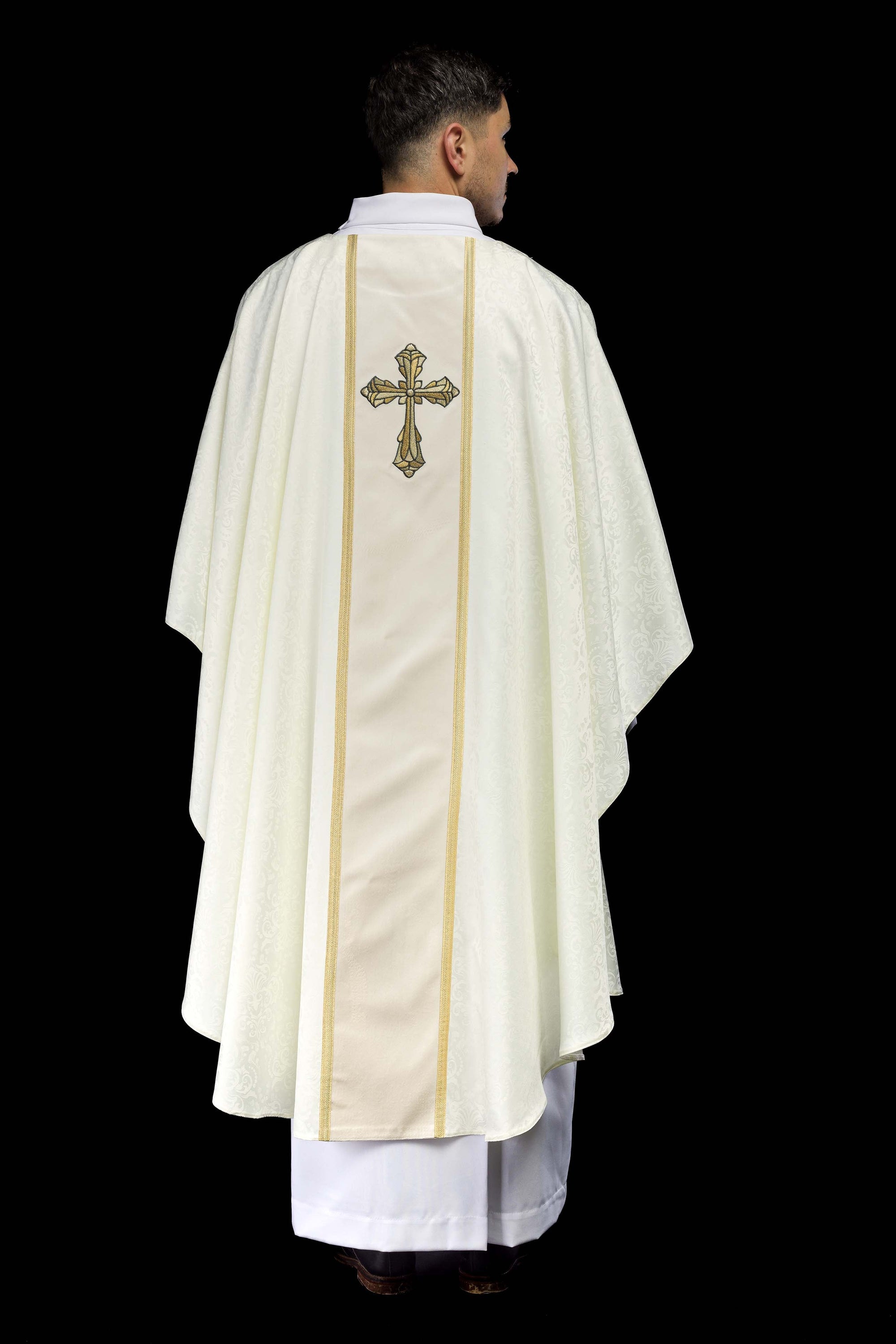 Ornat liturgiczny ecru z pasem i haftem krzyża na tkaninie żakardowej