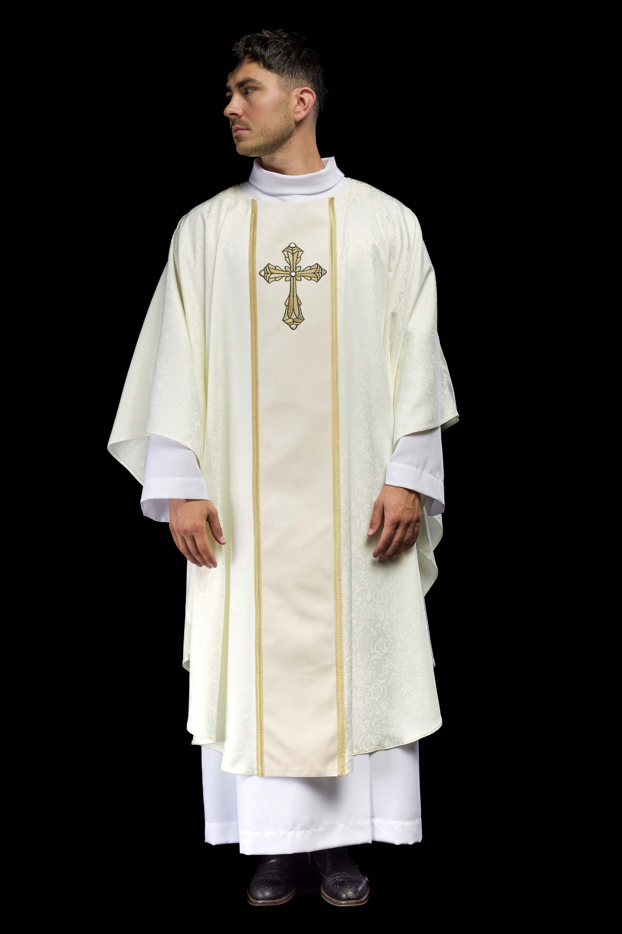 Ornat liturgiczny ecru z pasem i haftem krzyża na tkaninie żakardowej