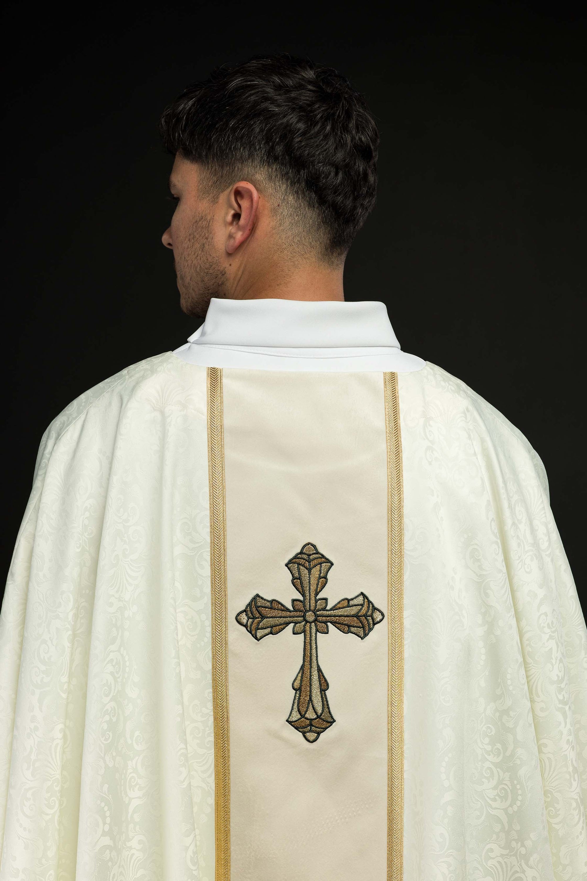 Ornat liturgiczny ecru z pasem i haftem krzyża na tkaninie żakardowej