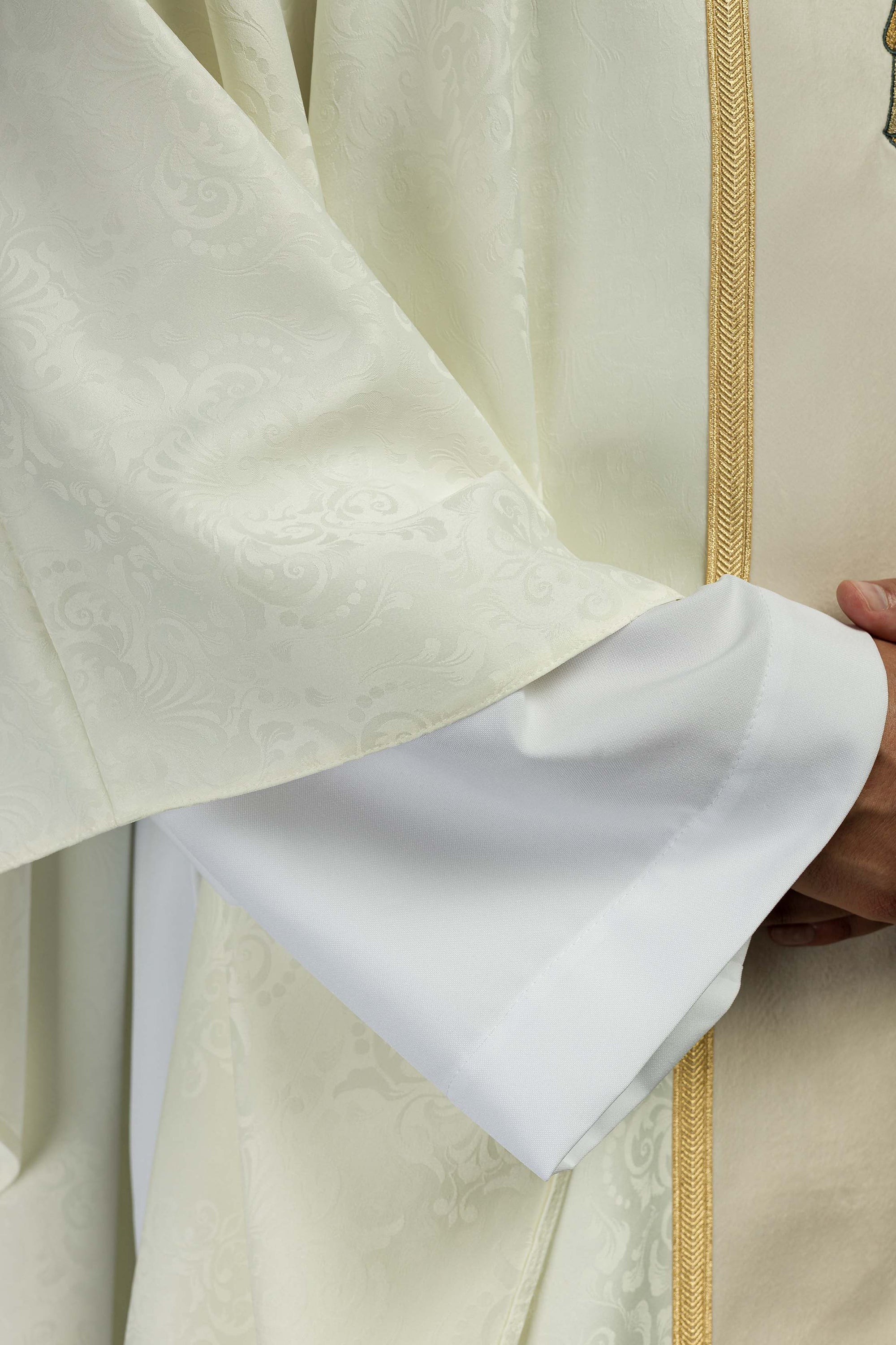 Ornat liturgiczny ecru z pasem i haftem krzyża na tkaninie żakardowej