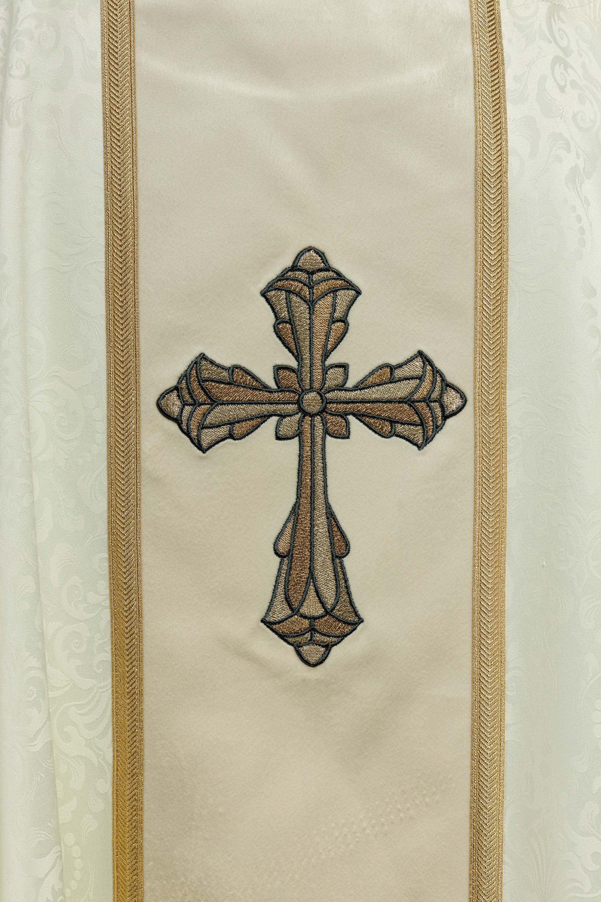 Ornat liturgiczny ecru z pasem i haftem krzyża na tkaninie żakardowej