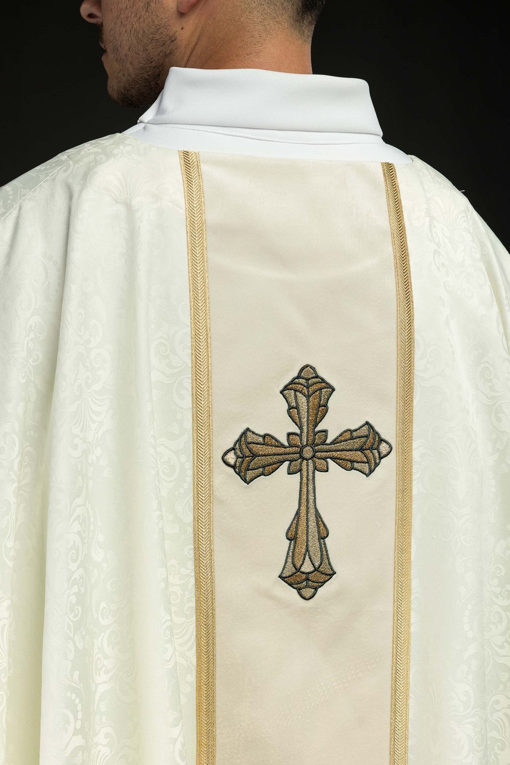Ornat liturgiczny ecru z pasem i haftem krzyża na tkaninie żakardowej
