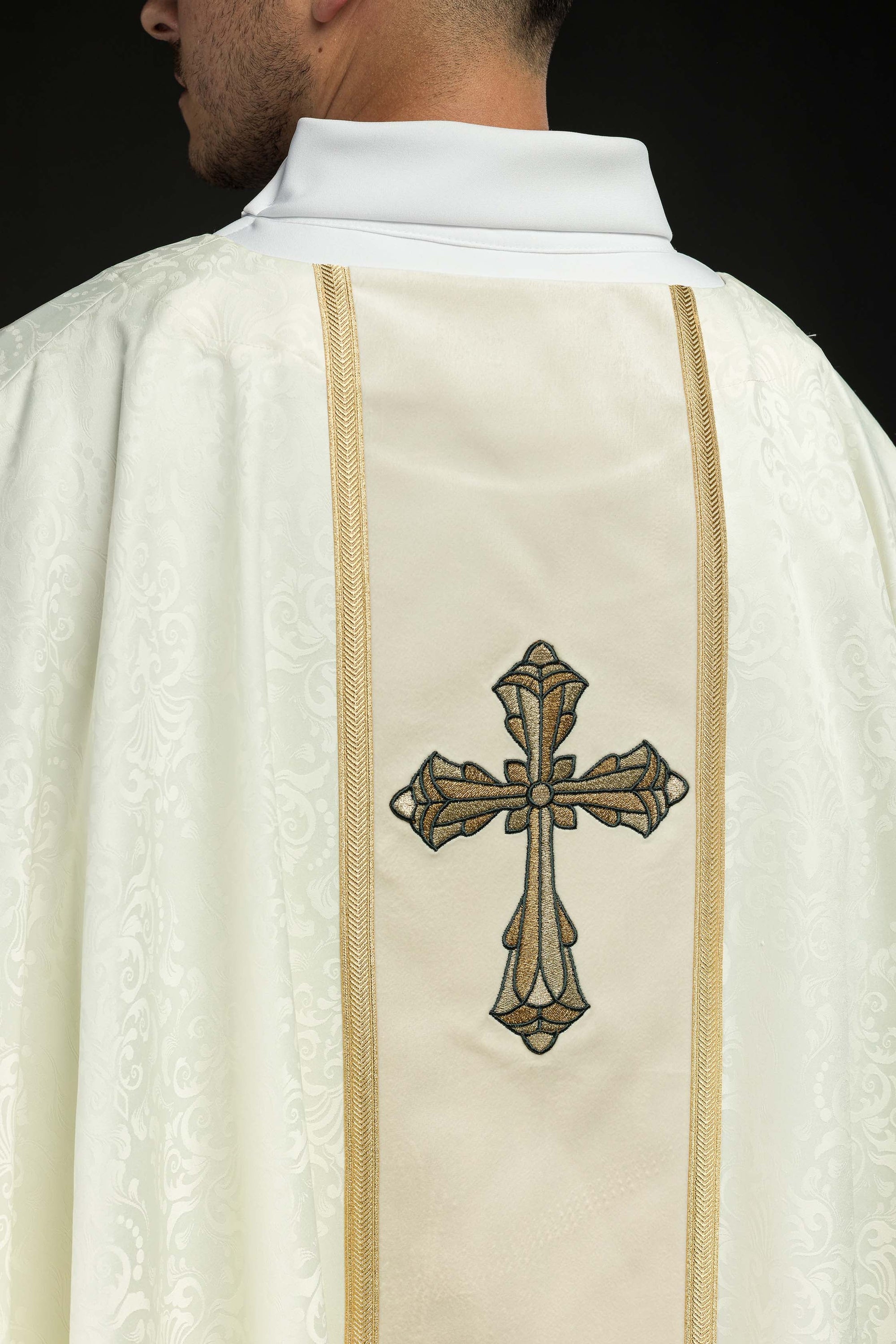 Ornat liturgiczny ecru z pasem i haftem krzyża na tkaninie żakardowej