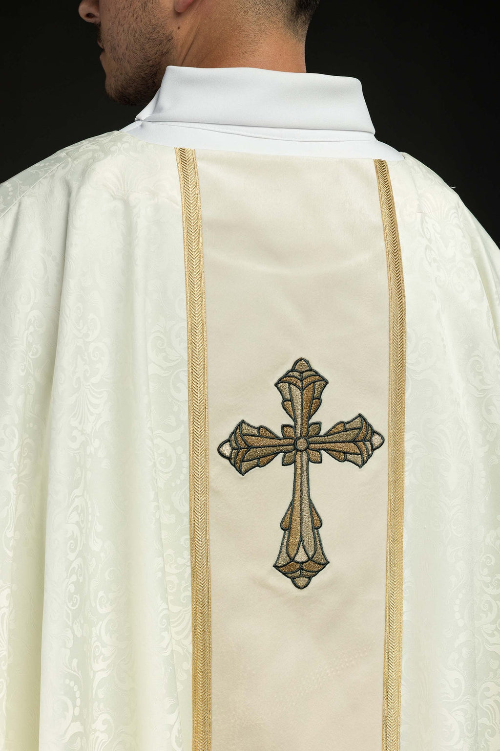 Ornat liturgiczny ecru z pasem i haftem krzyża na tkaninie żakardowej - ORNATY.PL