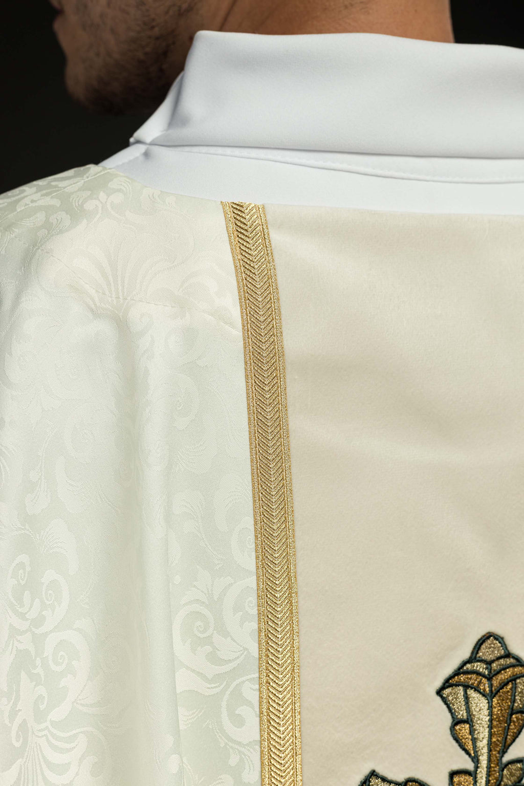 Ornat liturgiczny ecru z pasem i haftem krzyża na tkaninie żakardowej