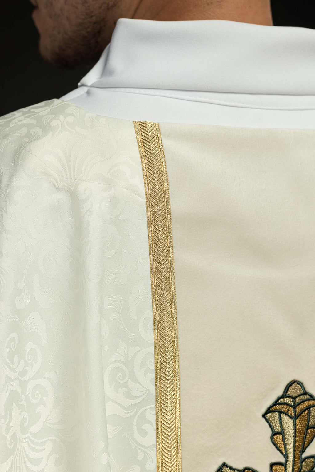 Ornat liturgiczny ecru z pasem i haftem krzyża na tkaninie żakardowej - ORNATY.PL