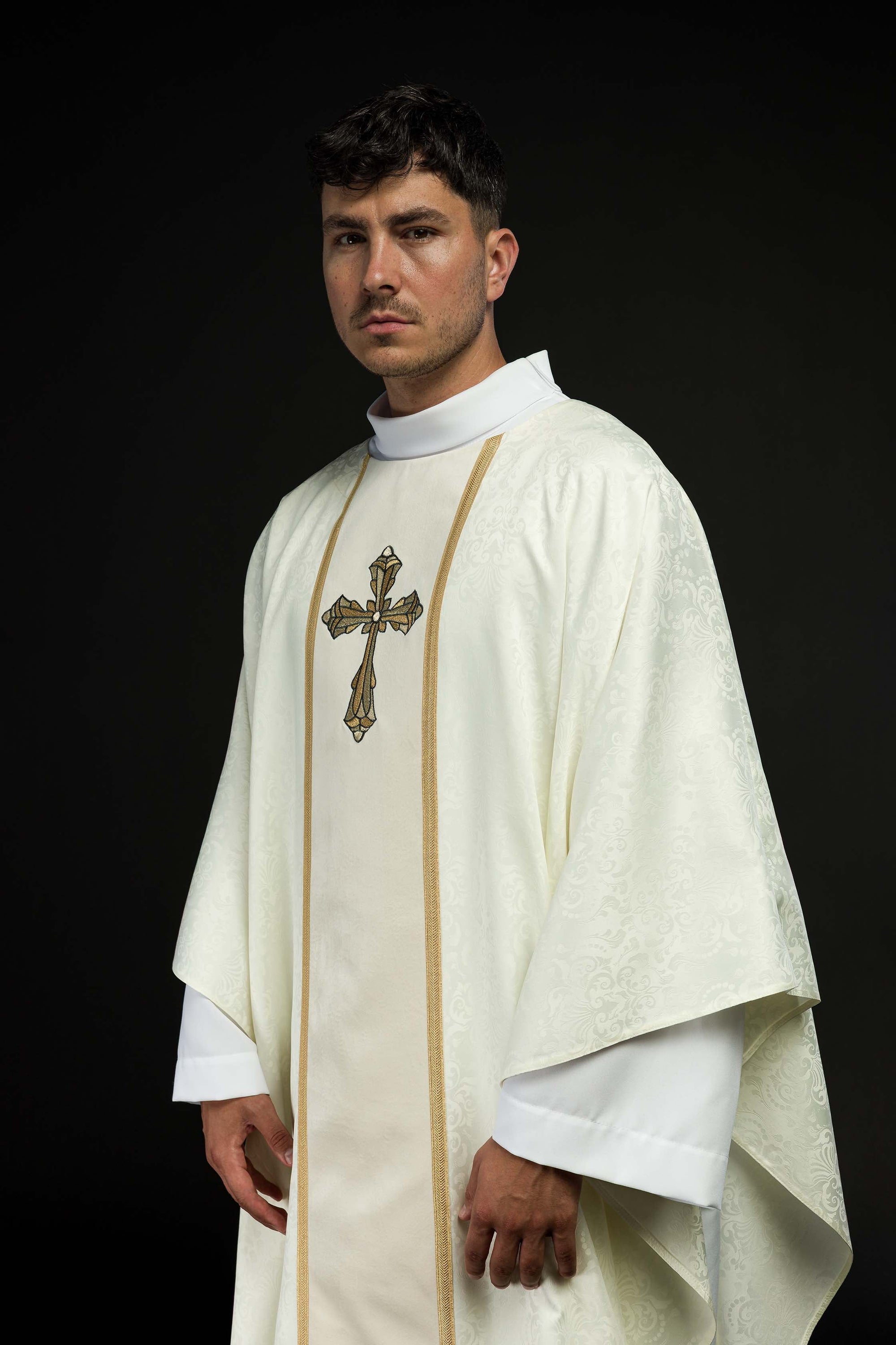 Ornat liturgiczny ecru z pasem i haftem krzyża na tkaninie żakardowej