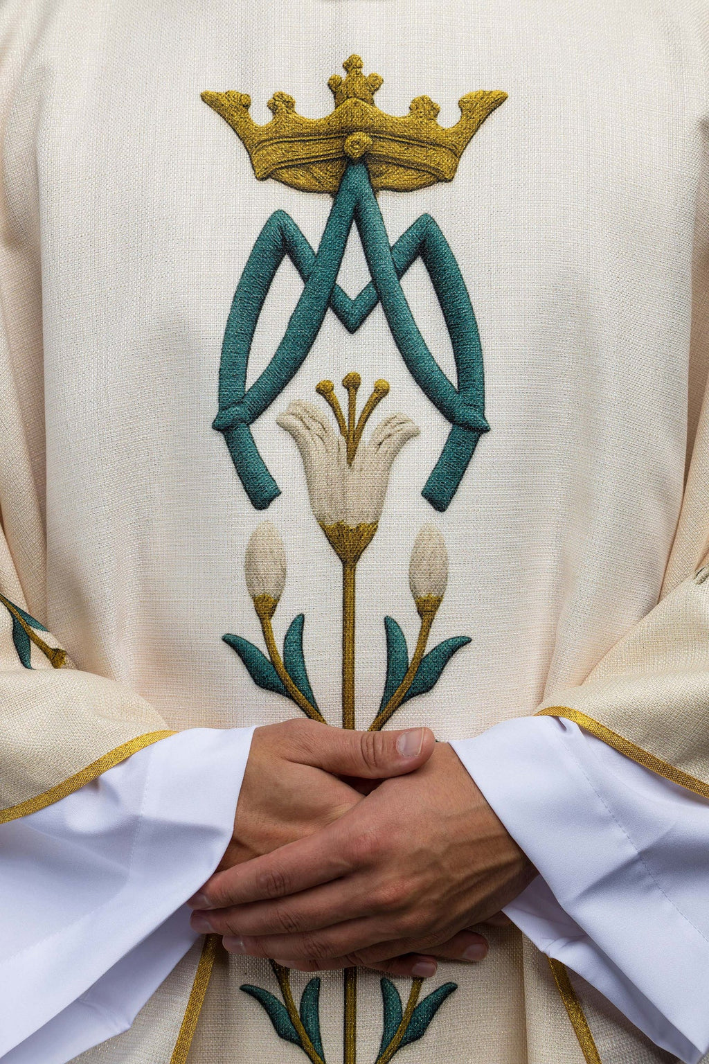 Ornat Maryjny drukowany ze wzorem lilii i monogramem ecru - ORNATY.PL