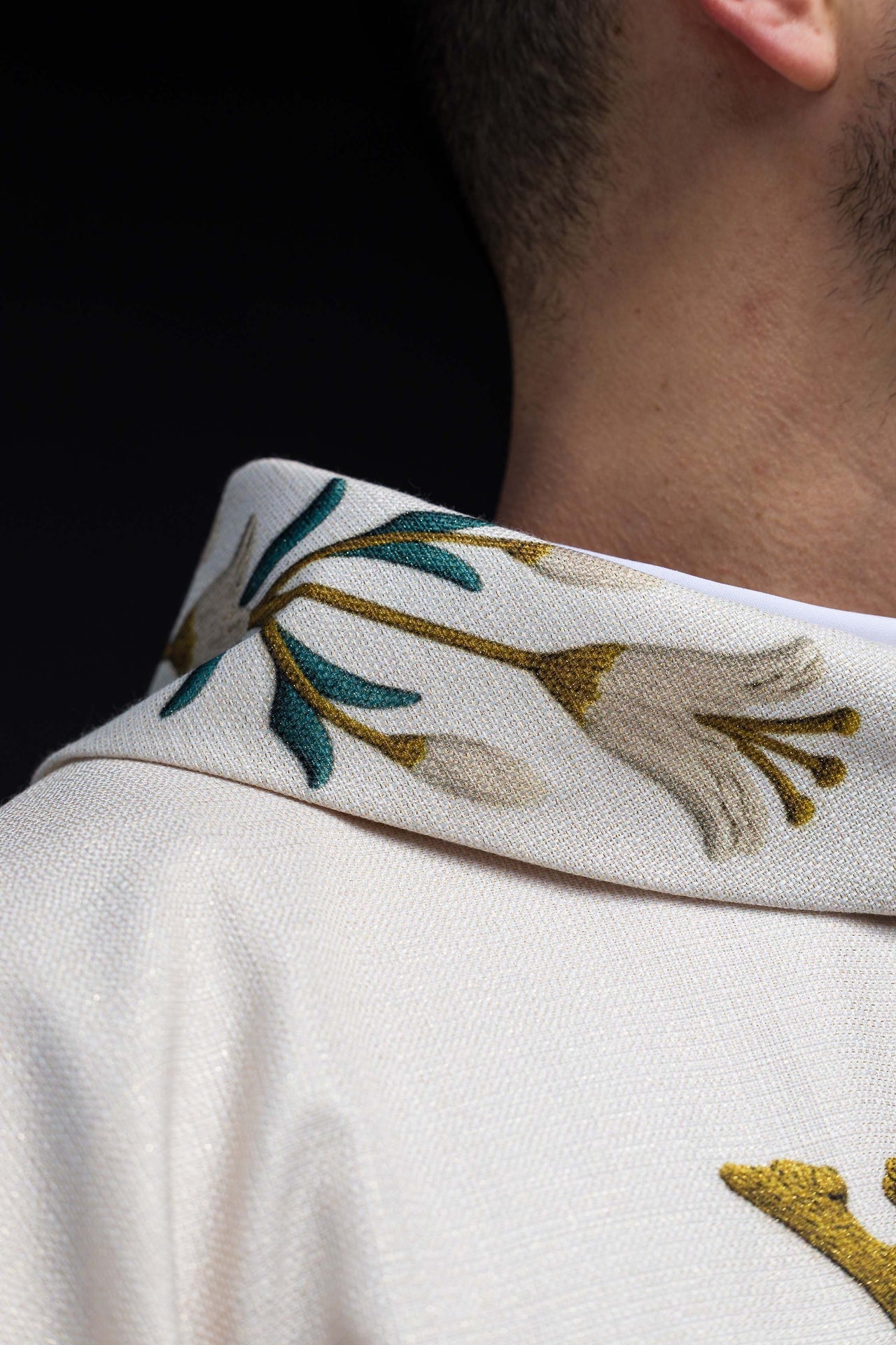 Ornat Maryjny drukowany ze wzorem lilii i monogramem ecru - ORNATY.PL