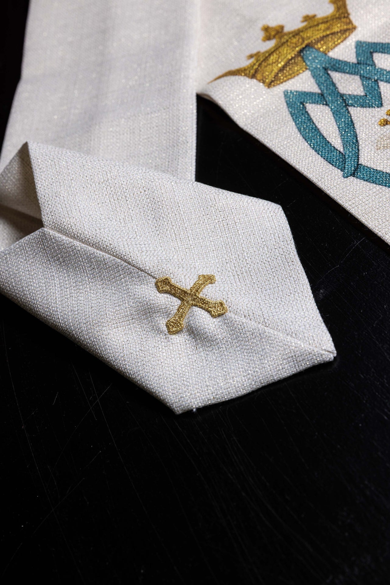 Ornat Maryjny drukowany ze wzorem lilii i monogramem ecru - ORNATY.PL