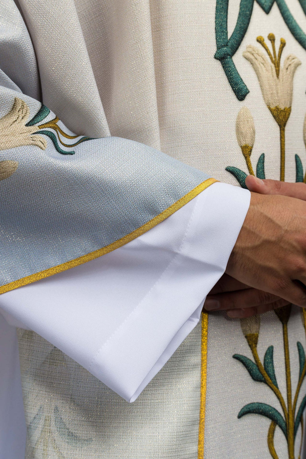 Ornat Maryjny drukowany ze wzorem lilii i monogramem niebiesko-ecru