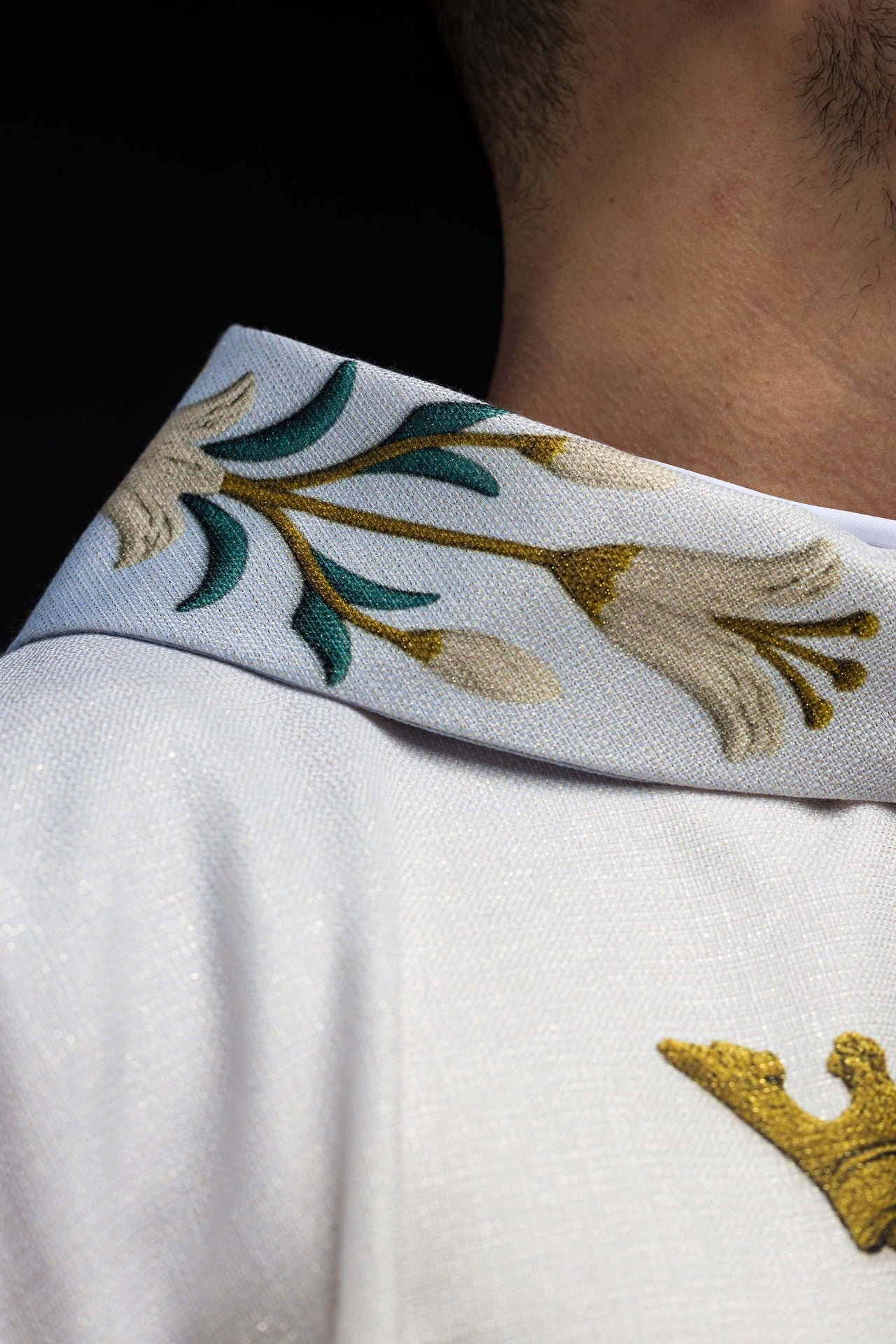 Ornat Maryjny drukowany ze wzorem lilii i monogramem niebiesko-ecru