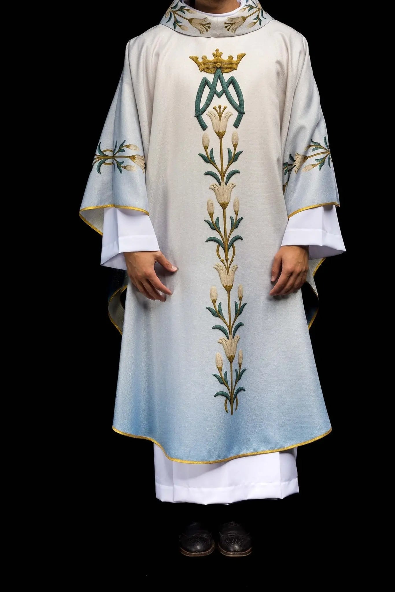 Marian printed chasuble with lily pattern and monogram blue–ecru