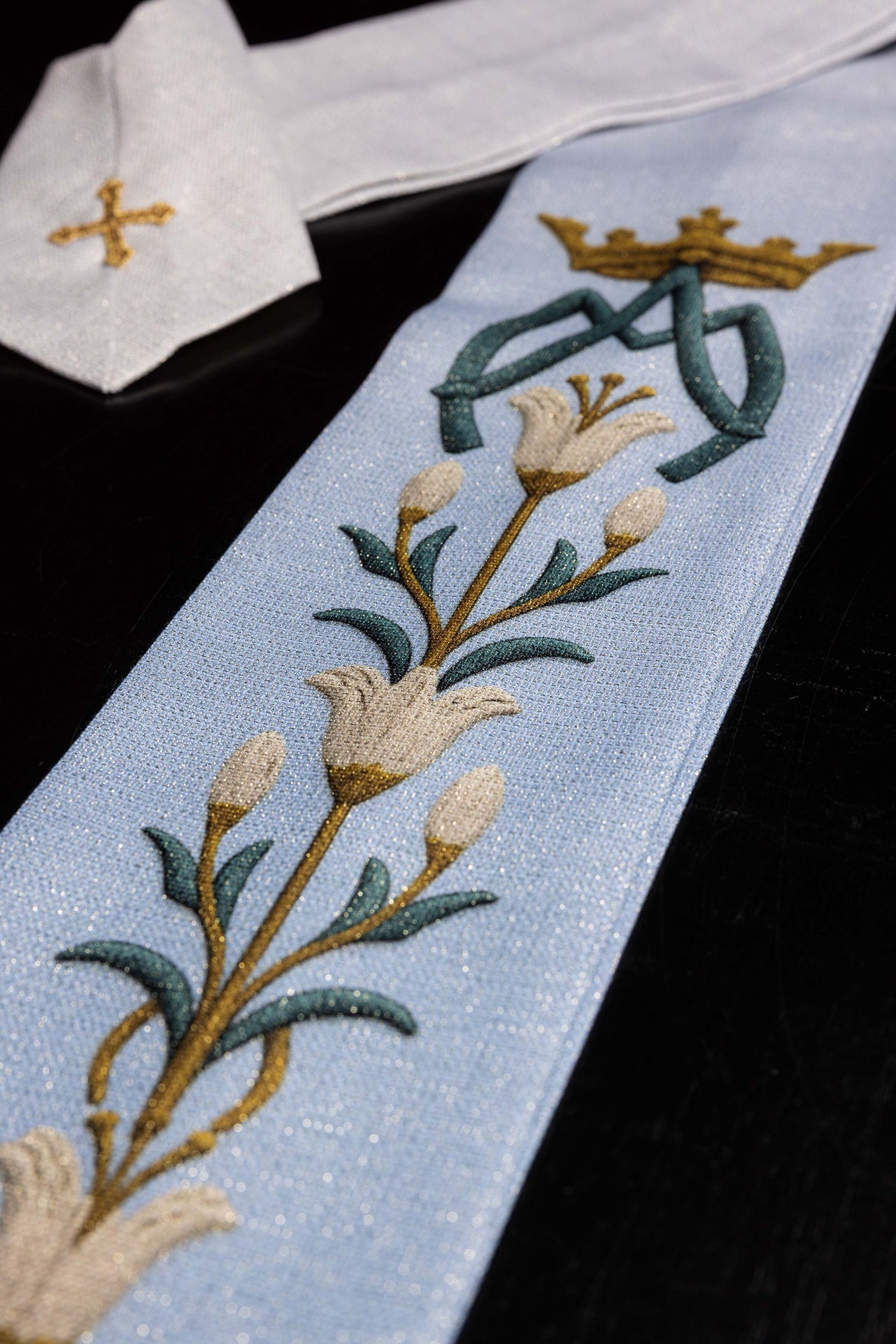 Ornat Maryjny drukowany ze wzorem lilii i monogramem niebiesko-ecru - ORNATY.PL