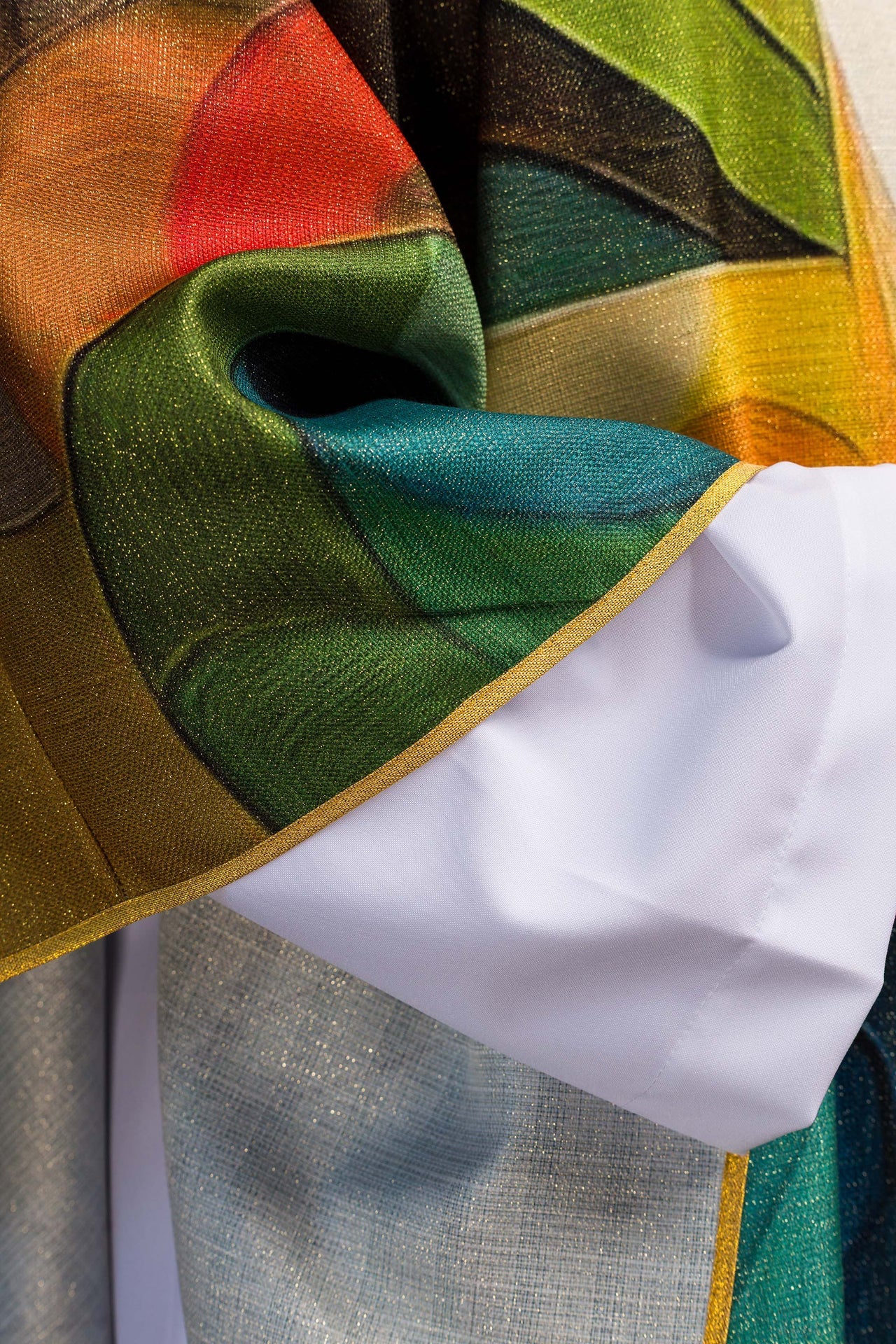 Ornat drukowany wielokolorowy z motywem krzyża - ORNATY.PL