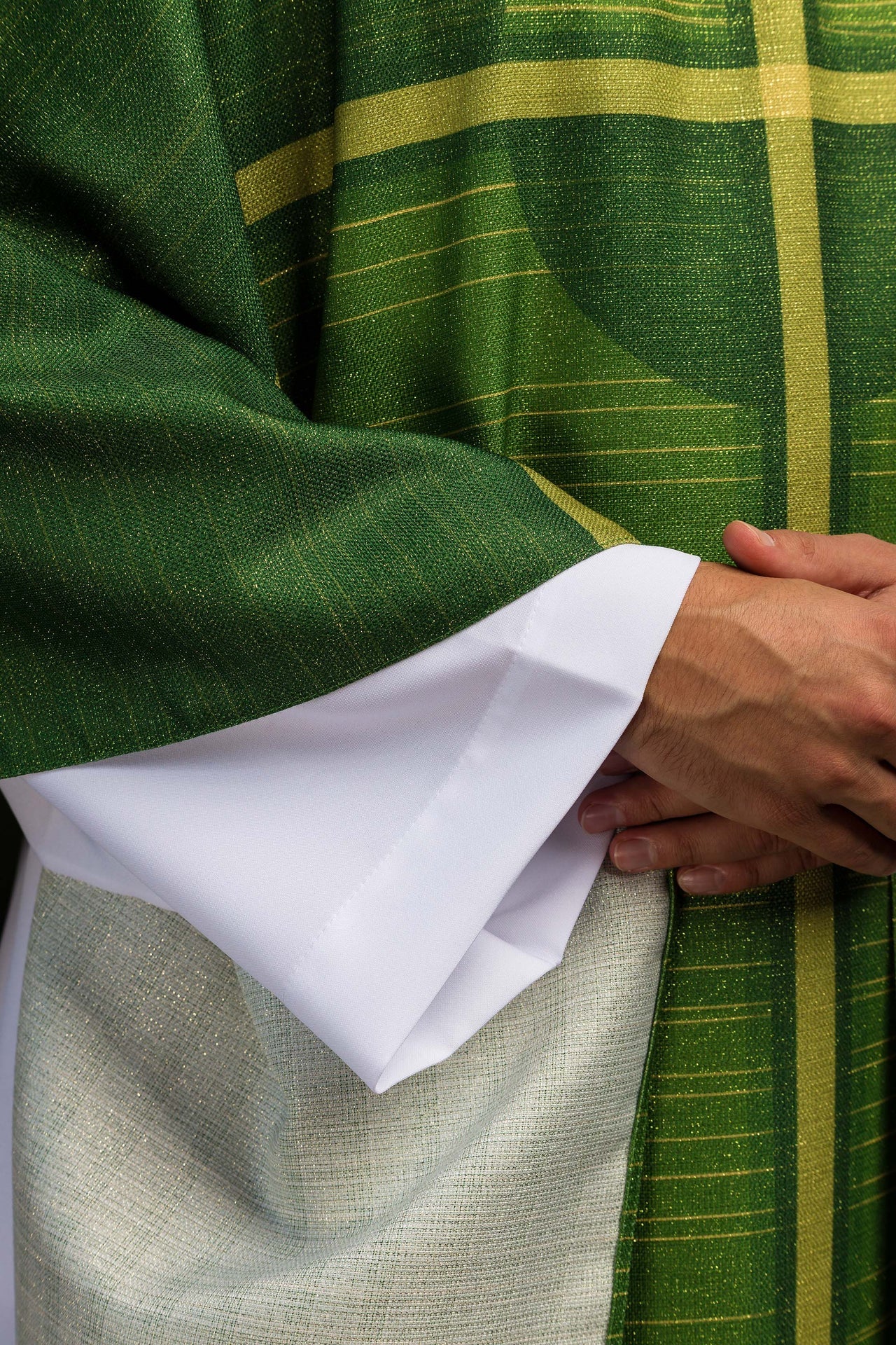 Ornat drukowany zielony z motywem krzyża - ORNATY.PL