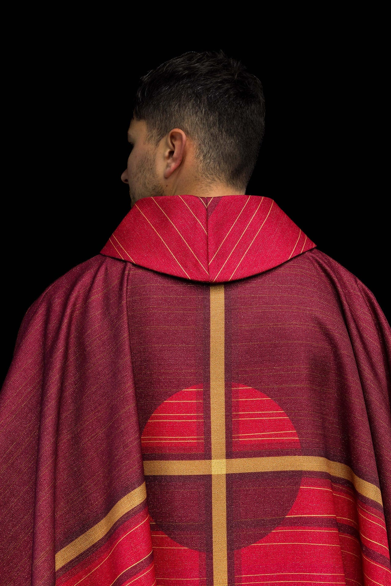 Ornat drukowany czerwony z motywem krzyża - ORNATY.PL