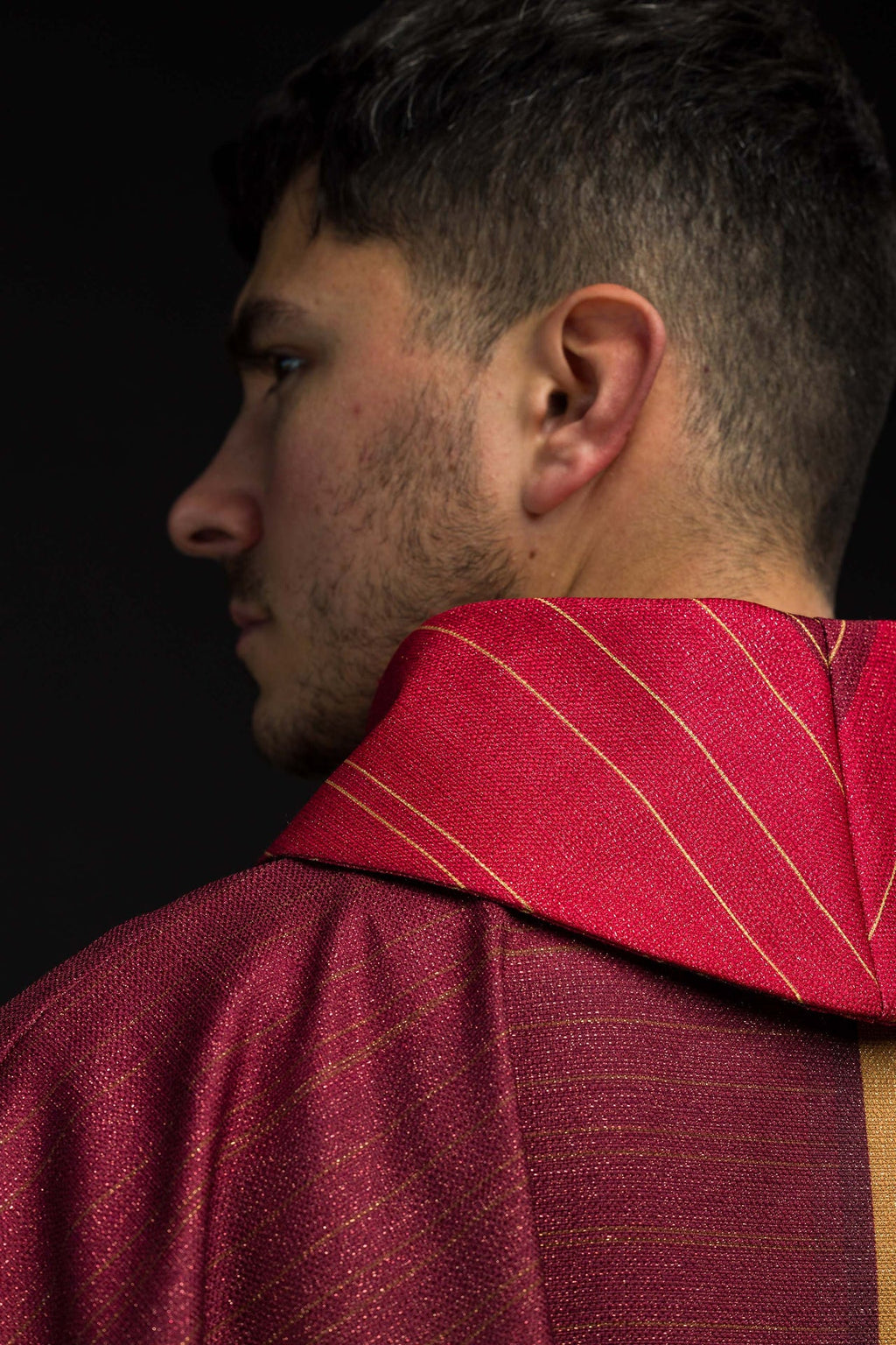 Ornat drukowany czerwony z motywem krzyża - ORNATY.PL