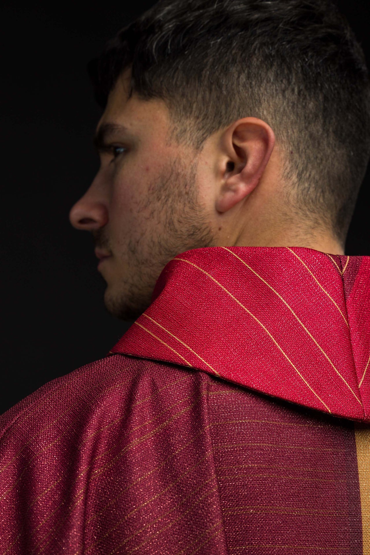 Ornat drukowany czerwony z motywem krzyża