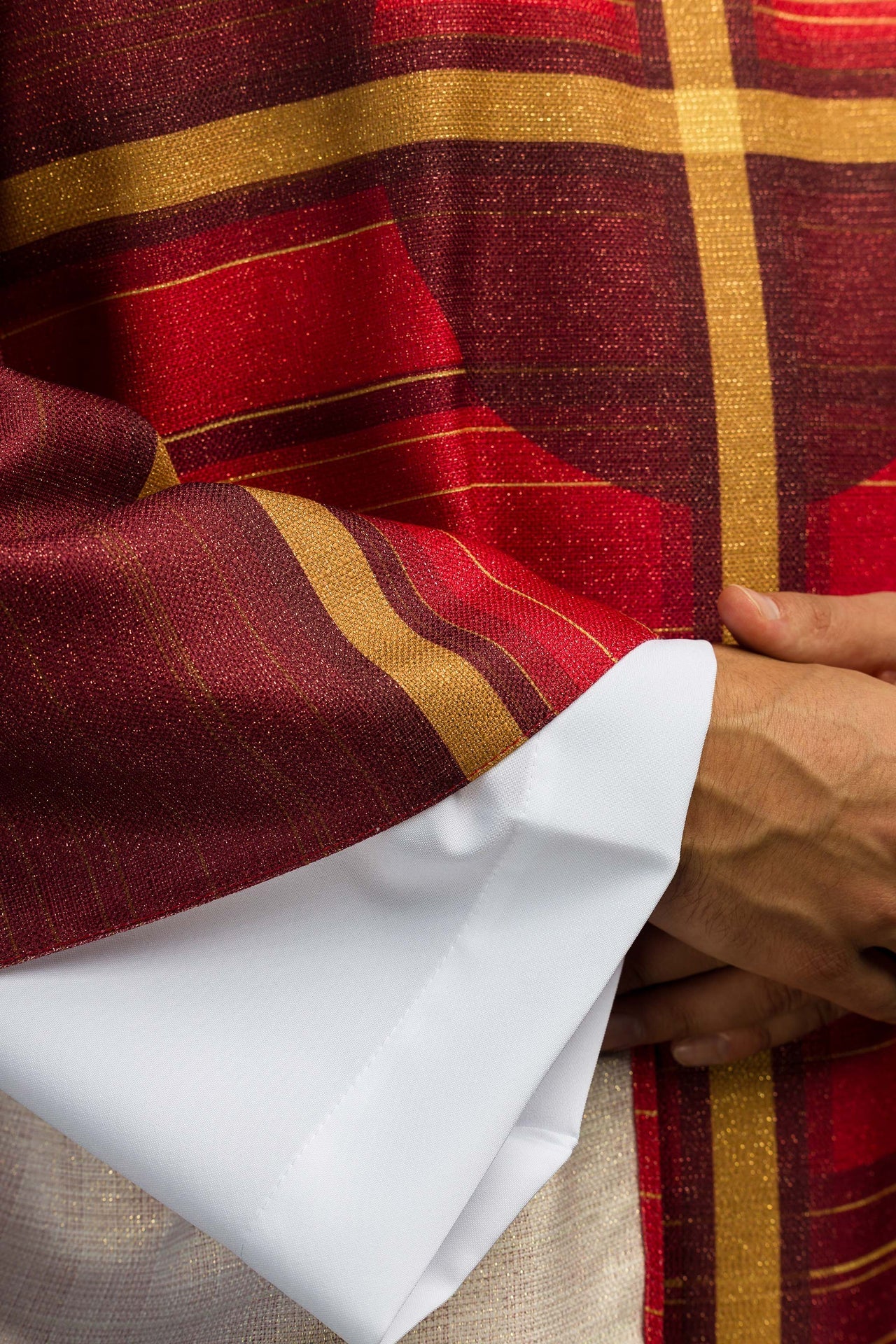 Ornat drukowany czerwony z motywem krzyża - ORNATY.PL