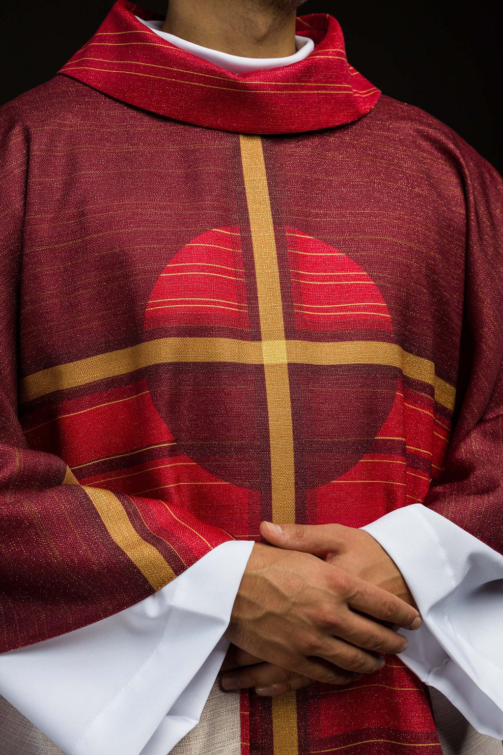 Ornat drukowany czerwony z motywem krzyża