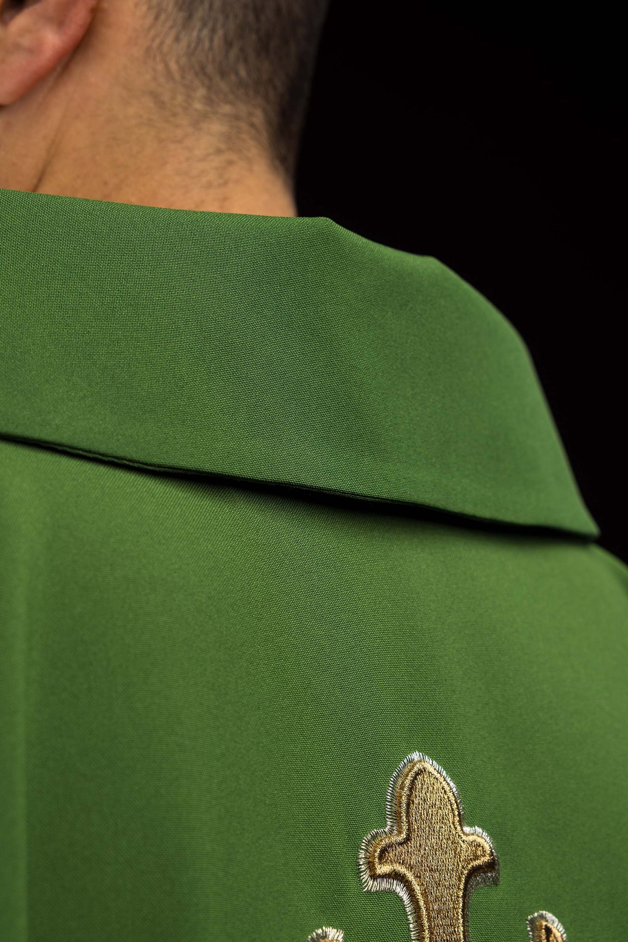 Ornat haftowany z symbolem krzyża i szerokim kołnierzem zielony - ORNATY.PL