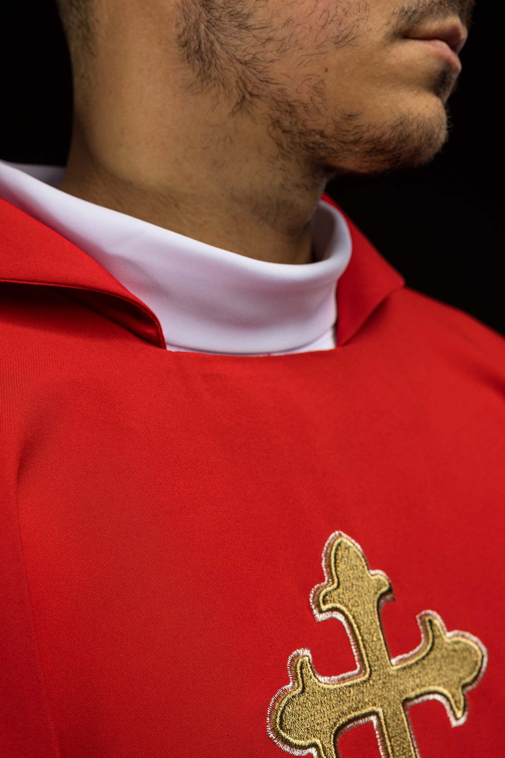 Ornat haftowany z symbolem krzyża i szerokim kołnierzem czerwony