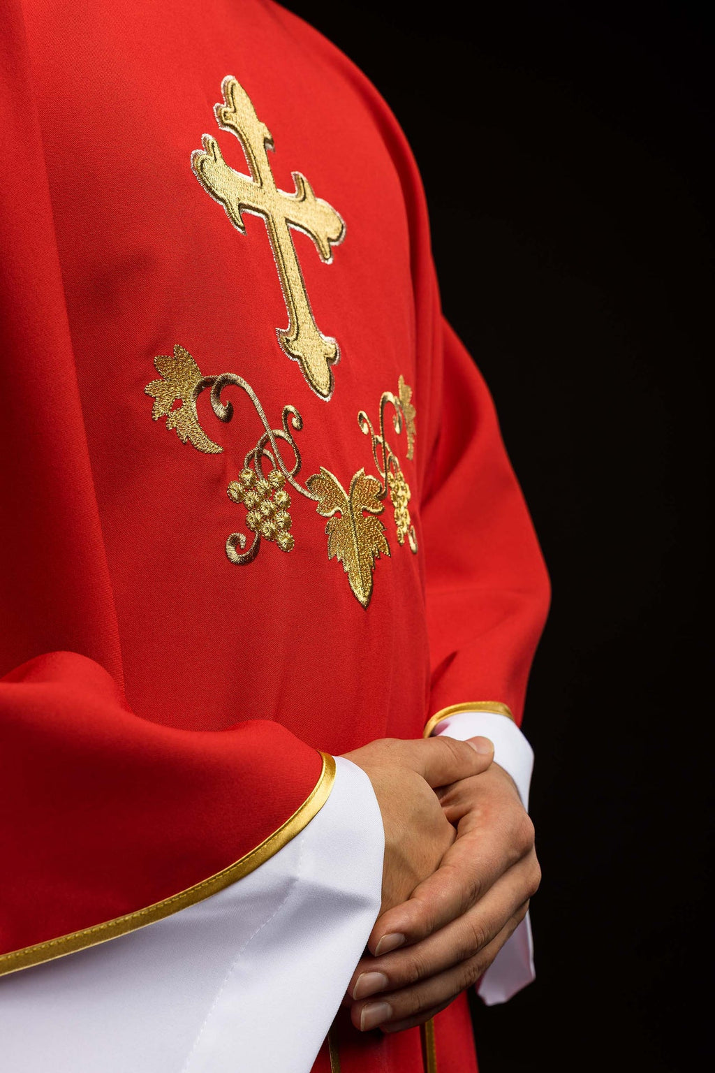 Ornat haftowany z symbolem krzyża i szerokim kołnierzem czerwony - ORNATY.PL