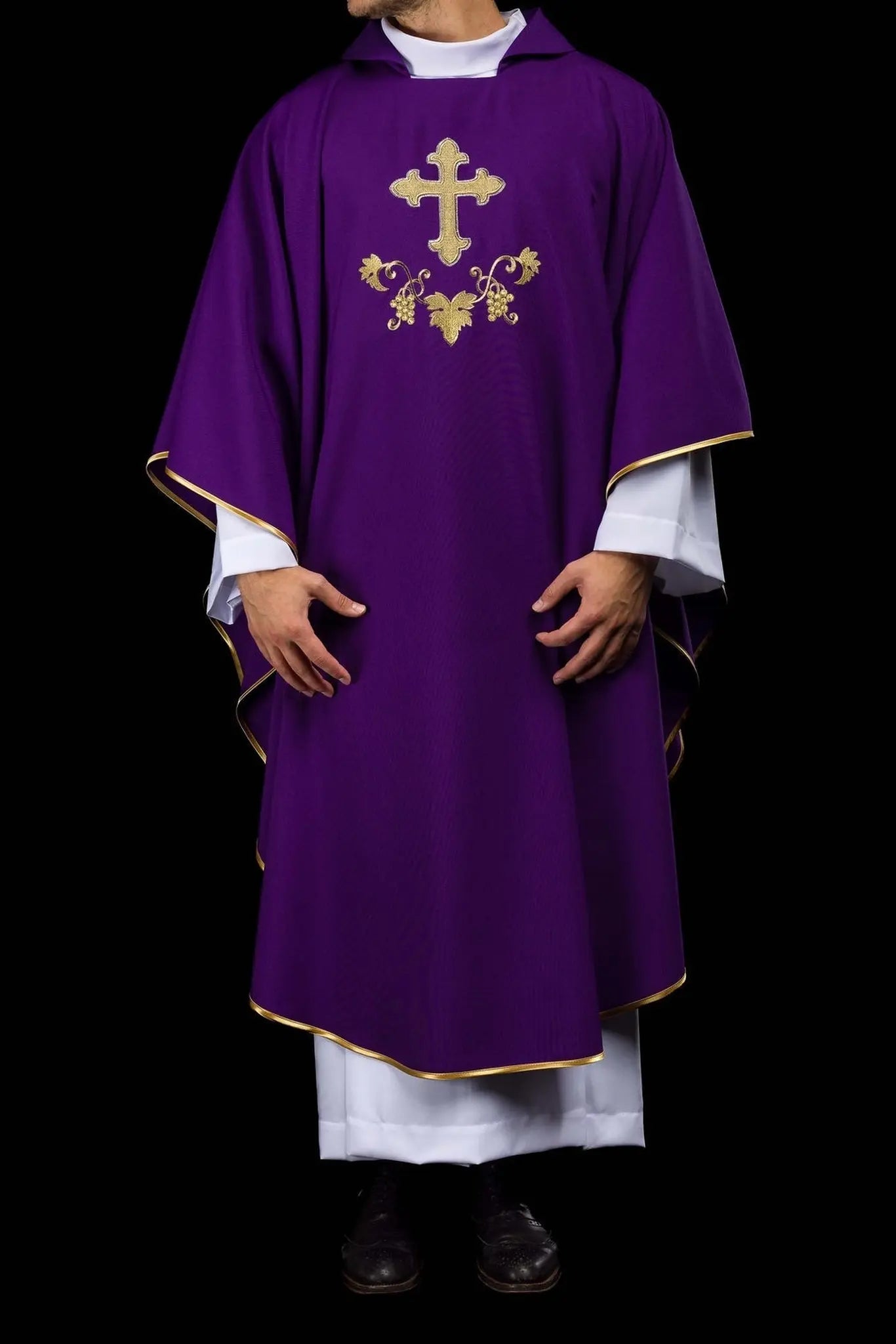 Embroidered chasuble with a cross symbol and wide collar purple