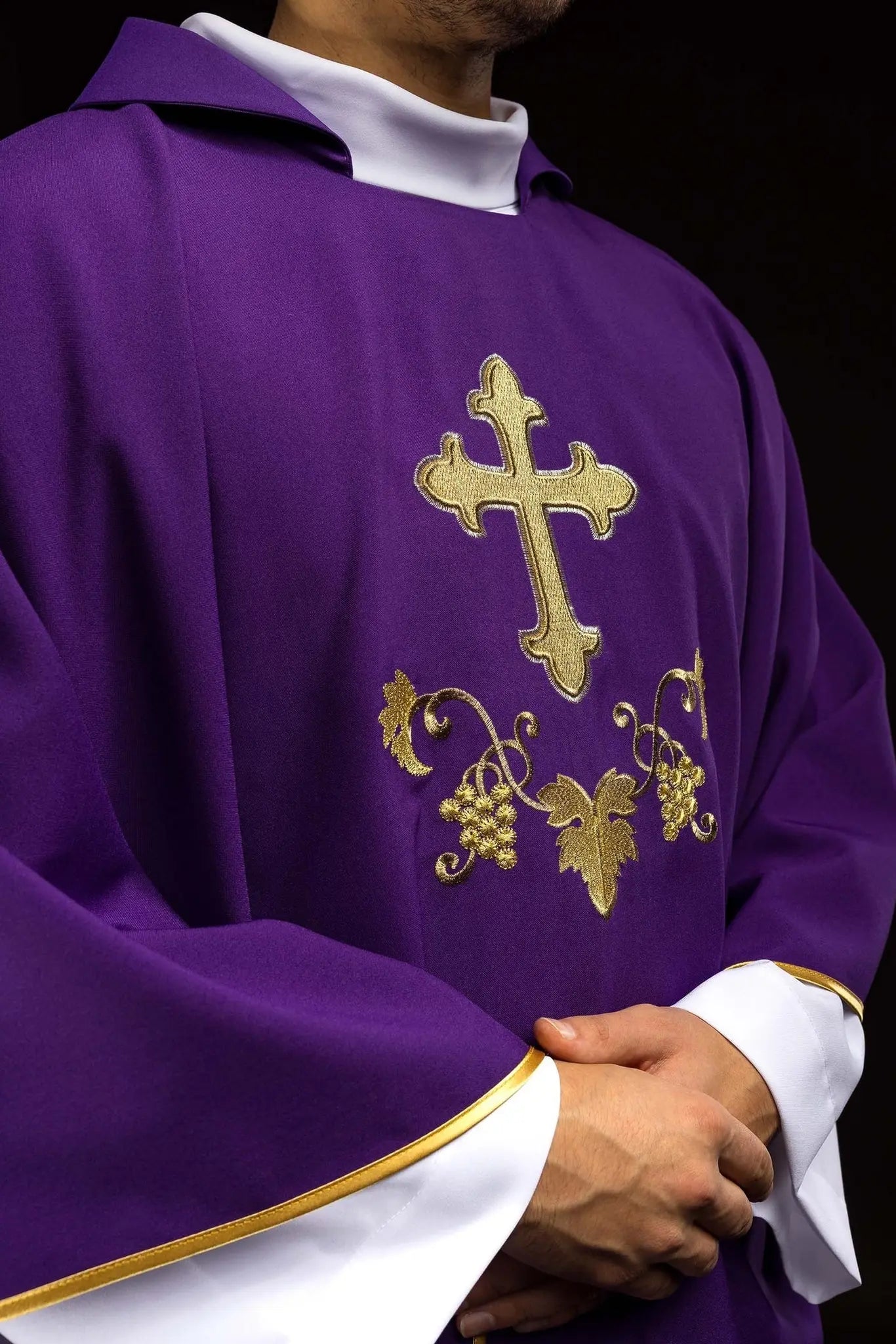 Embroidered chasuble with a cross symbol and wide collar purple