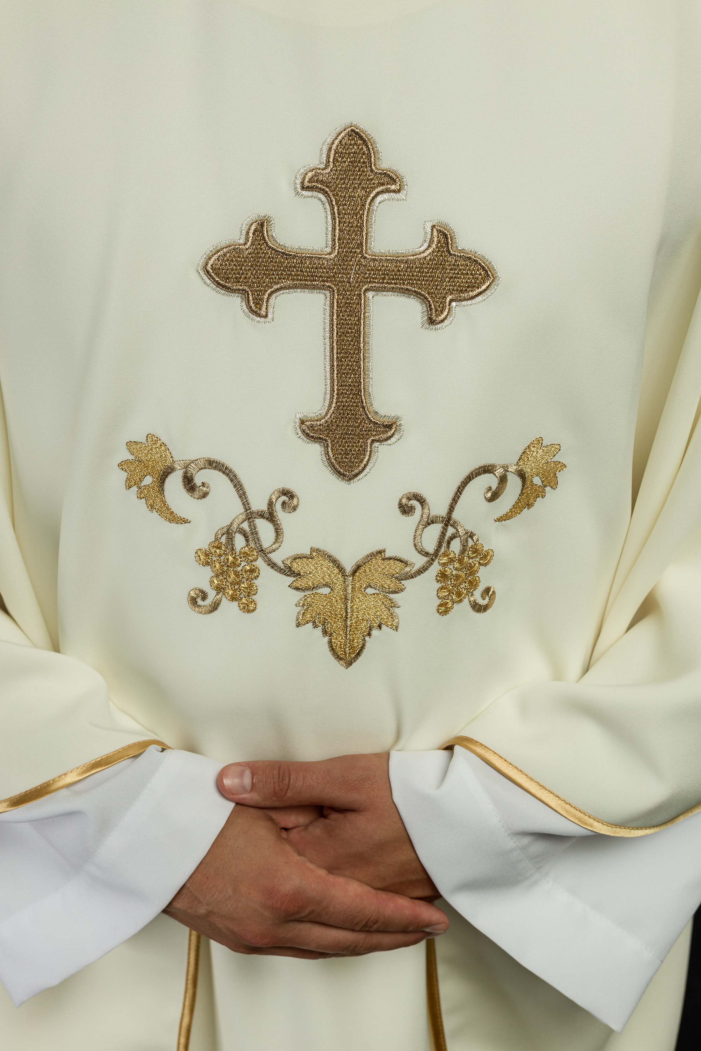 Ornat haftowany z symbolem krzyża i szerokim kołnierzem ecru - ORNATY.PL