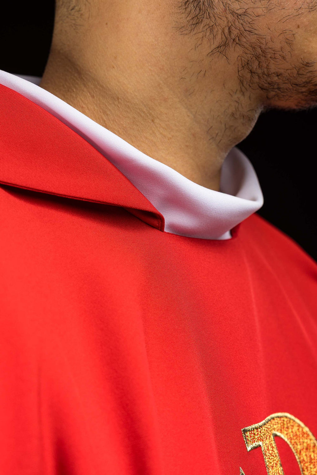 Ornat haftowany z symbolem Alfa i Omega z szerokim kołnierzem czerwony - ORNATY.PL