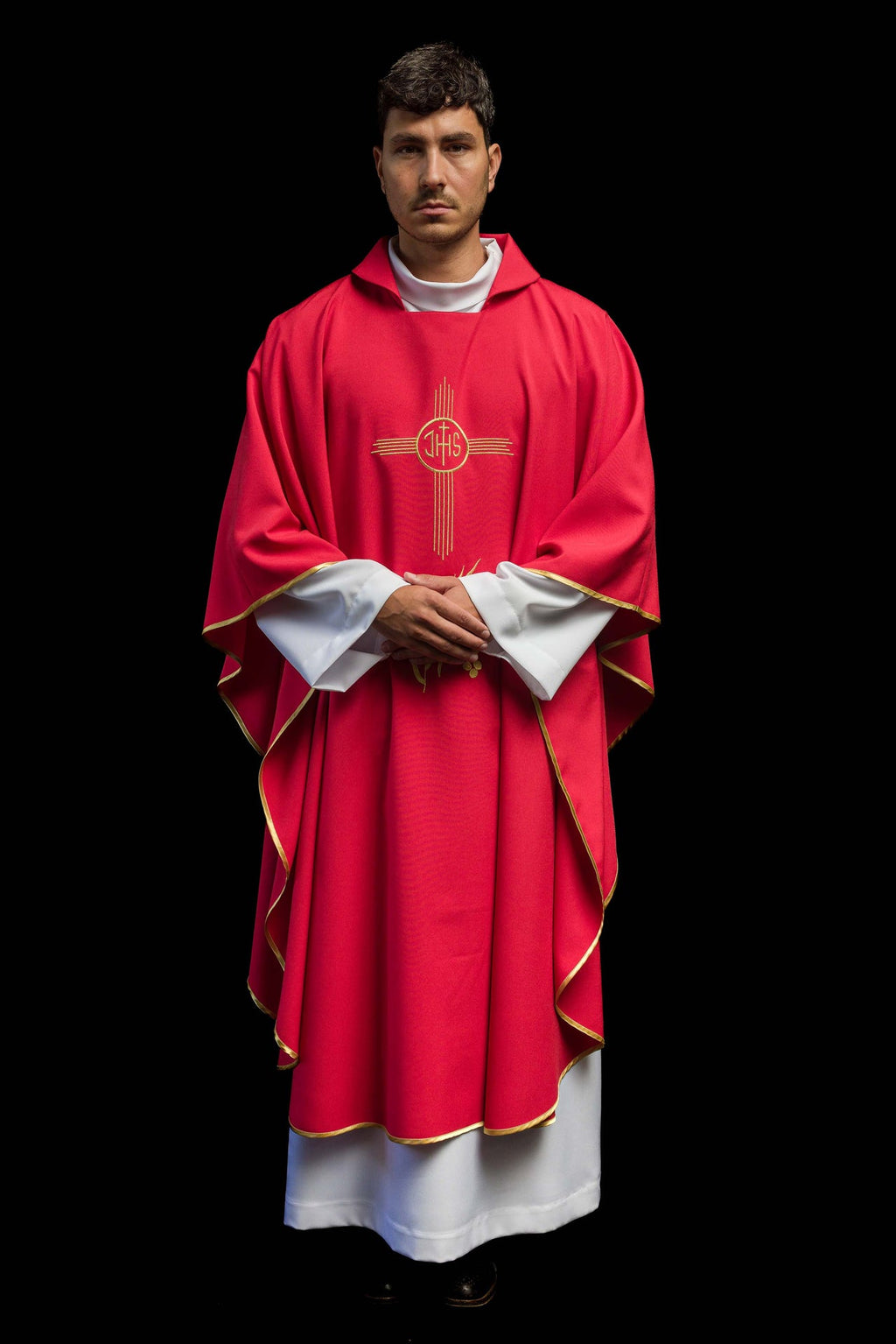 Czerwony ornat haftowany z szerokim kołnierzem i motywem IHS - ORNATY.PL