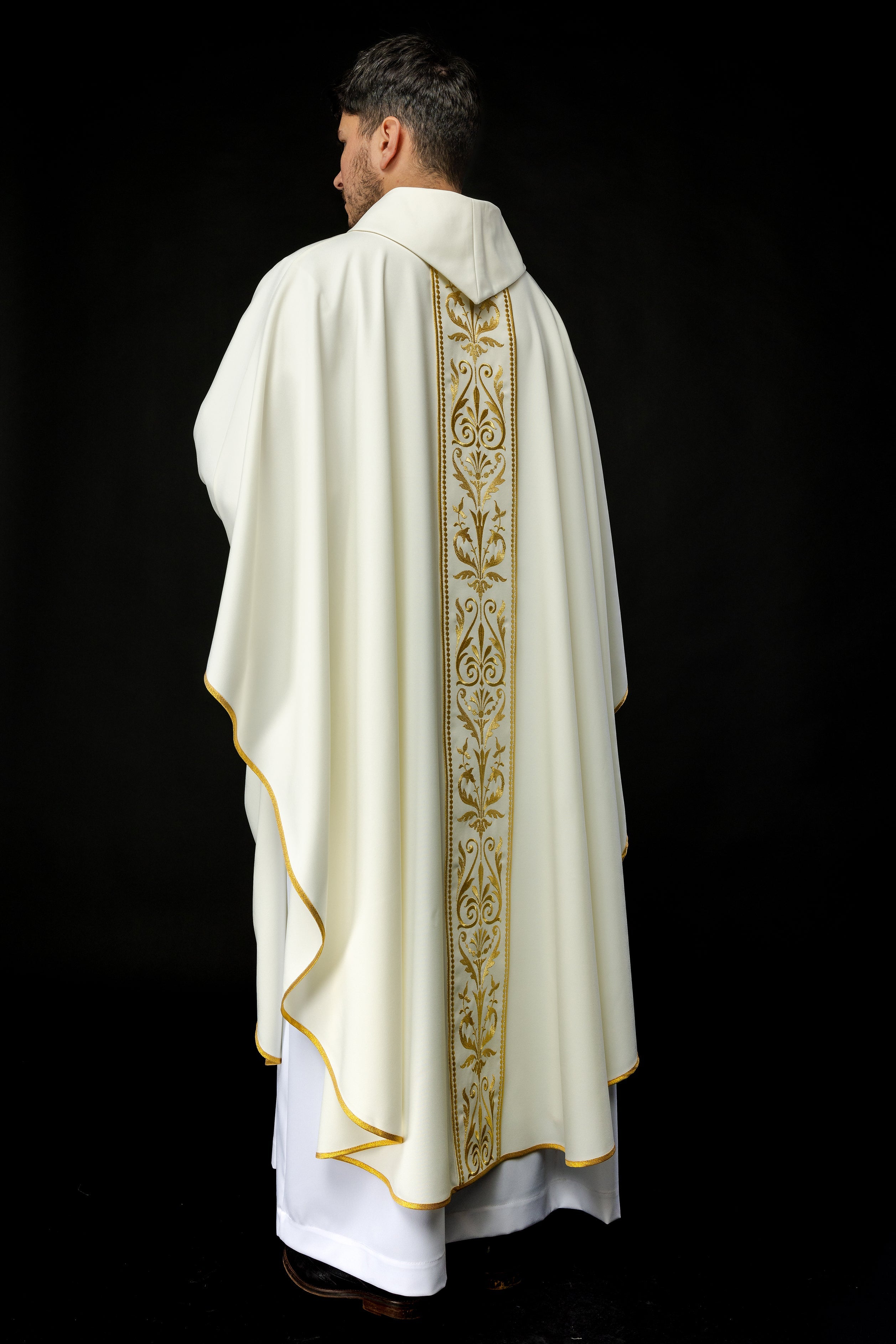 Liturgical chasuble with embroidered belt in ecru