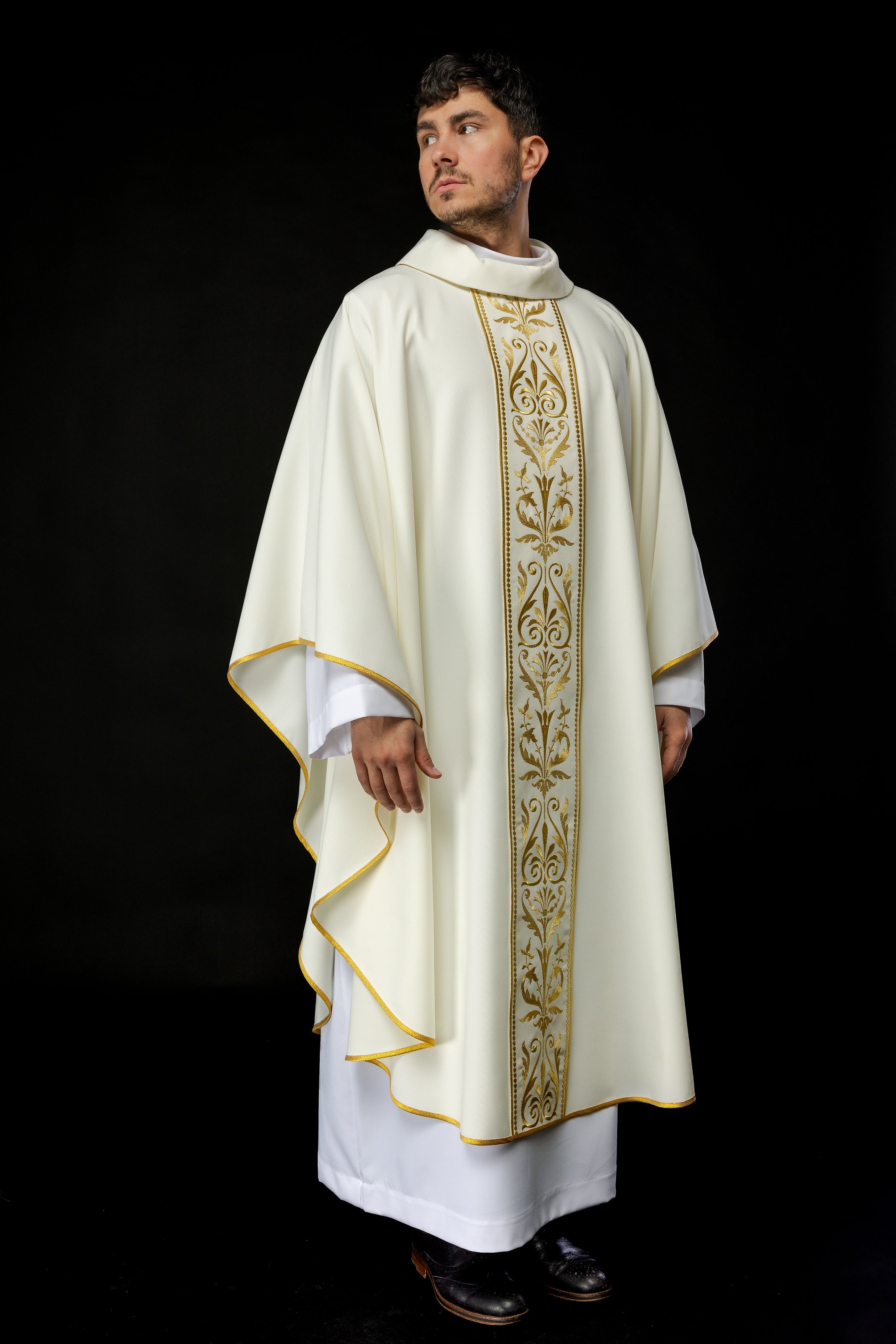 Liturgical chasuble with embroidered belt in ecru