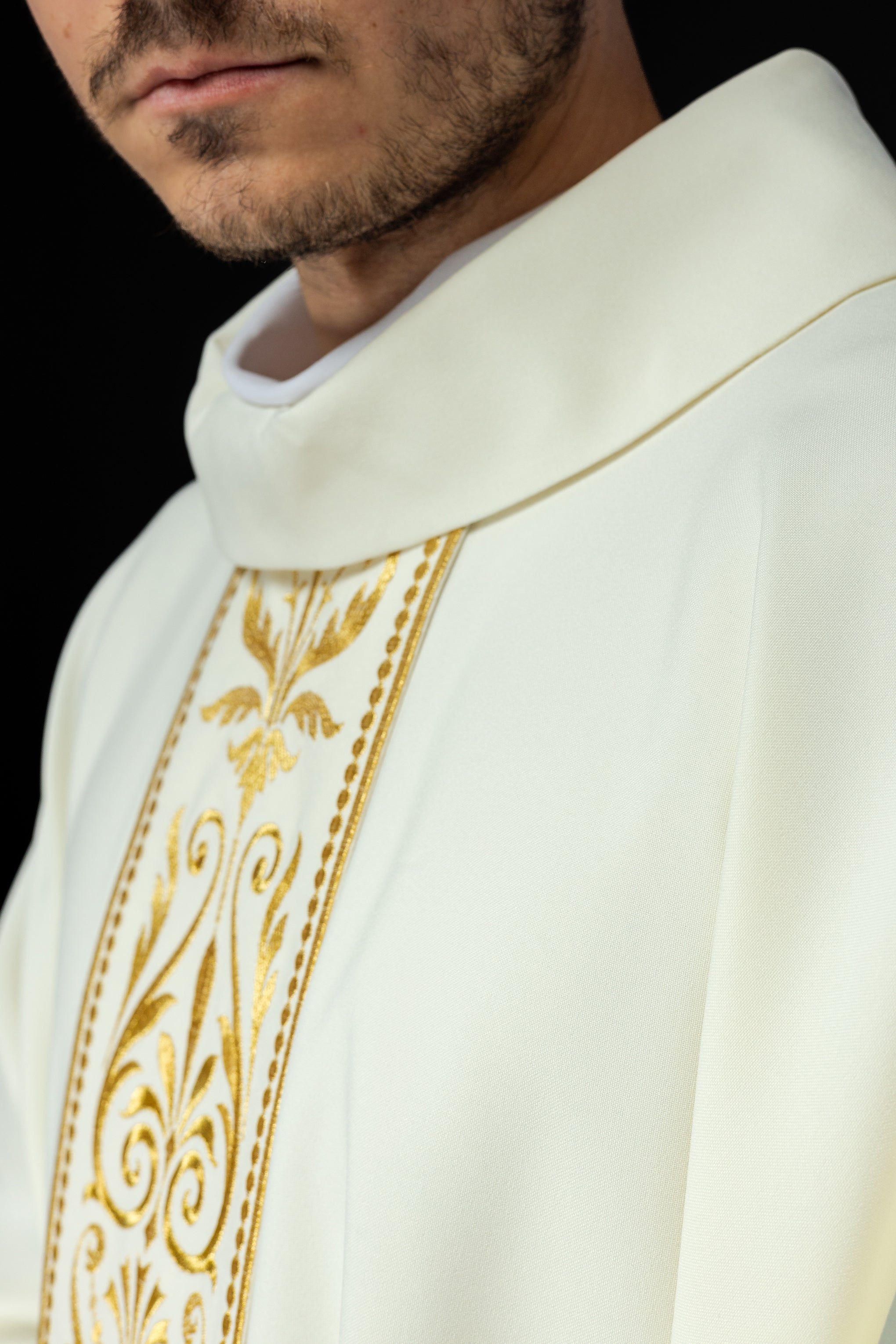 Liturgical chasuble with embroidered belt in ecru